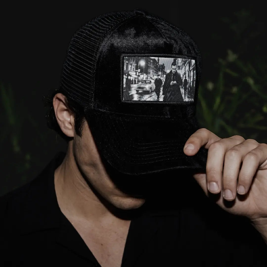 Premium svart velvet truckerkeps med nät och en klassisk maffia-patch. Statement-keps från XVERA streetwear-kollektion.
