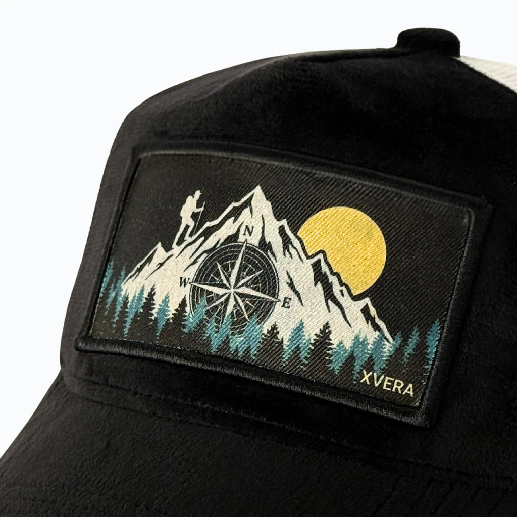 Närbild på det högkvalitativa trycket och det exklusiva sammetsmaterialet på Nordic Compass kepsen från XVERA.