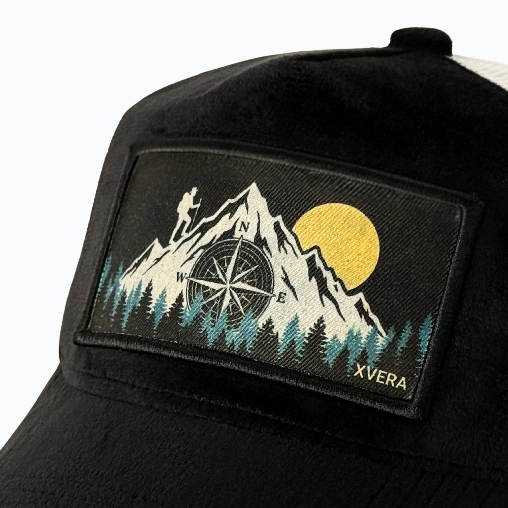 Närbild på det högkvalitativa trycket och det exklusiva sammetsmaterialet på Nordic Compass kepsen från XVERA.
