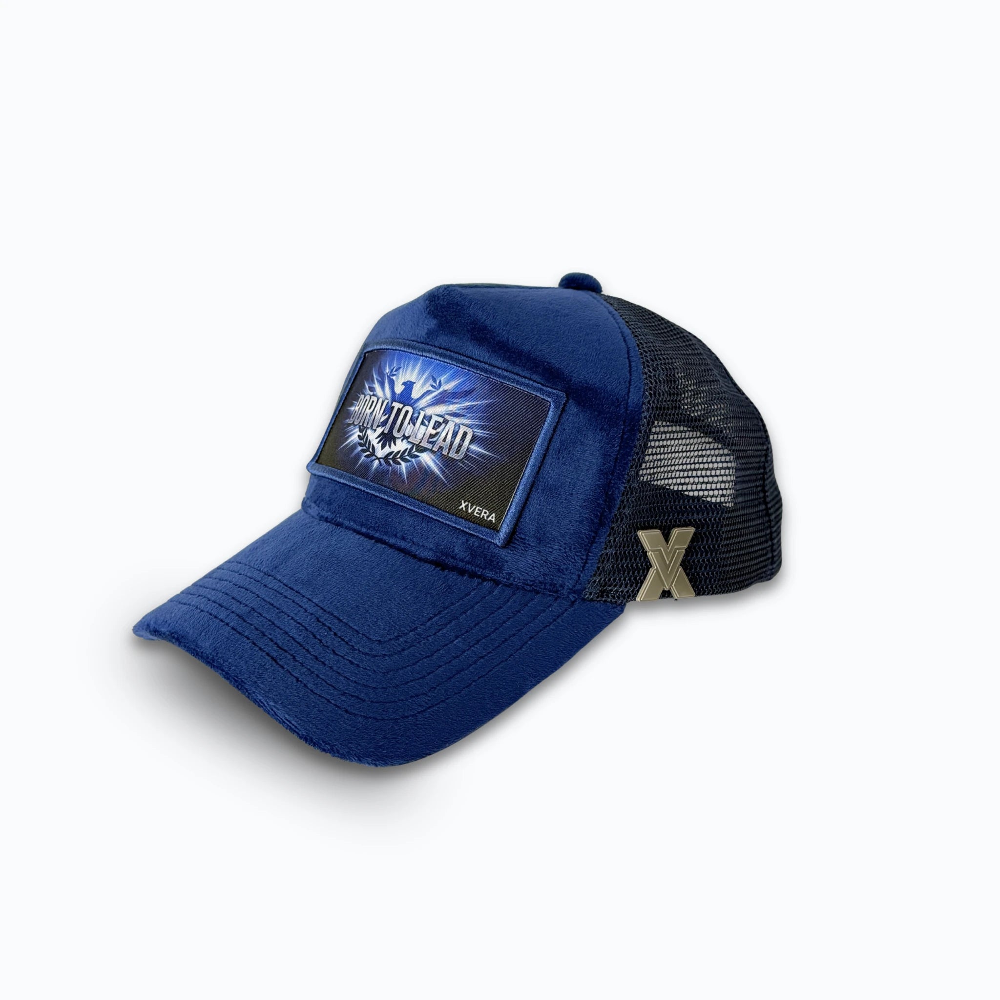 Mörkblå keps i sammet från sidan, som visar passformen och BORN TO LEAD trycket. Unisex truckerkeps från XVERA.
