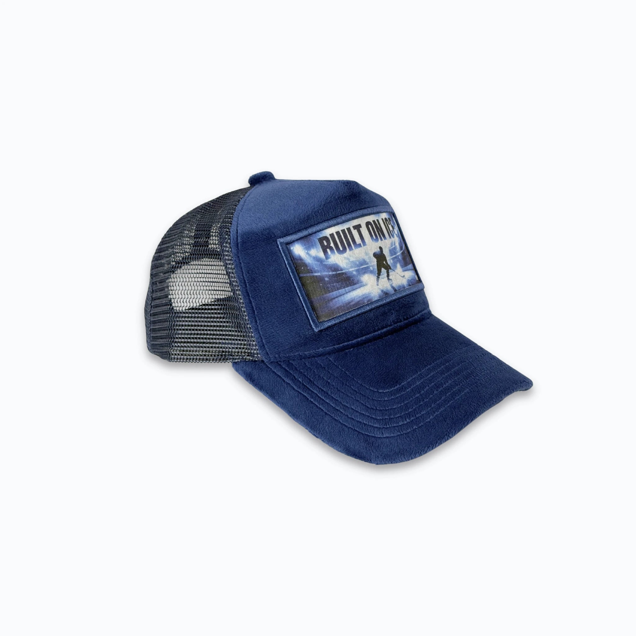 Profilbild av mörkblå velvet truckerkeps för hockeyälskare. Premium keps med tryck anpassad för Nordic Lifestyle och svensk hockeykultur.