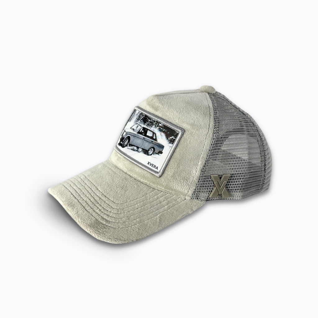 Grå keps i sammet från sidan, som visar passformen och vintertrycket med den klassiska bilen. Unisex truckerkeps från XVERA.