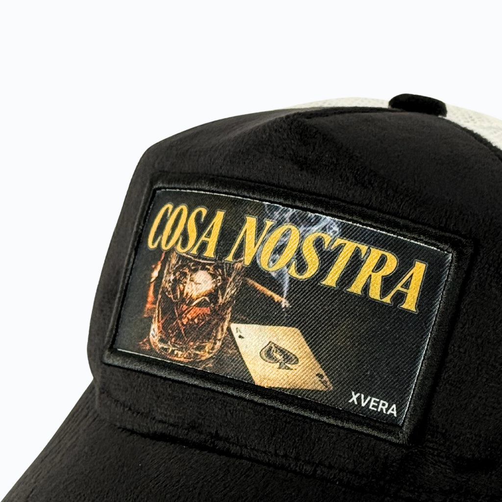 Närbild på det detaljerade trycket COSA NOSTRA med whiskey och spader ess, samt det exklusiva svarta sammetsmaterialet från XVERA.