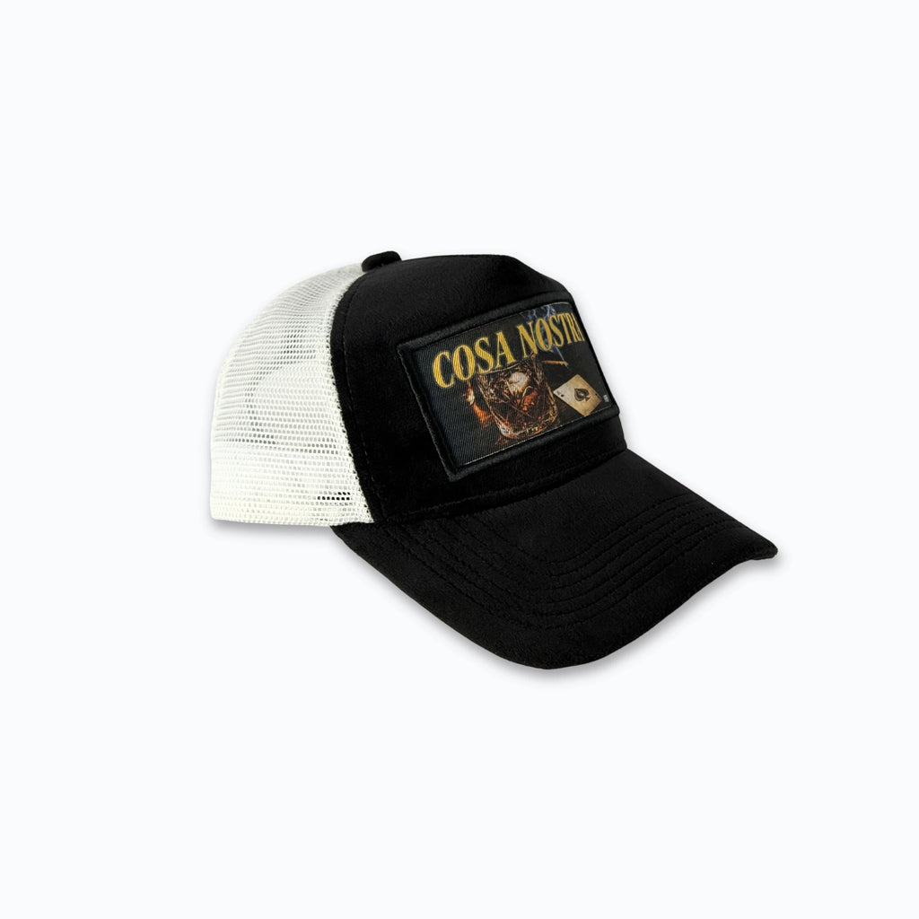 Profilbild av svart velvet truckerkeps med vit baksida. Premium keps med tryck perfekt för en stark Streetwear & Statement-look.