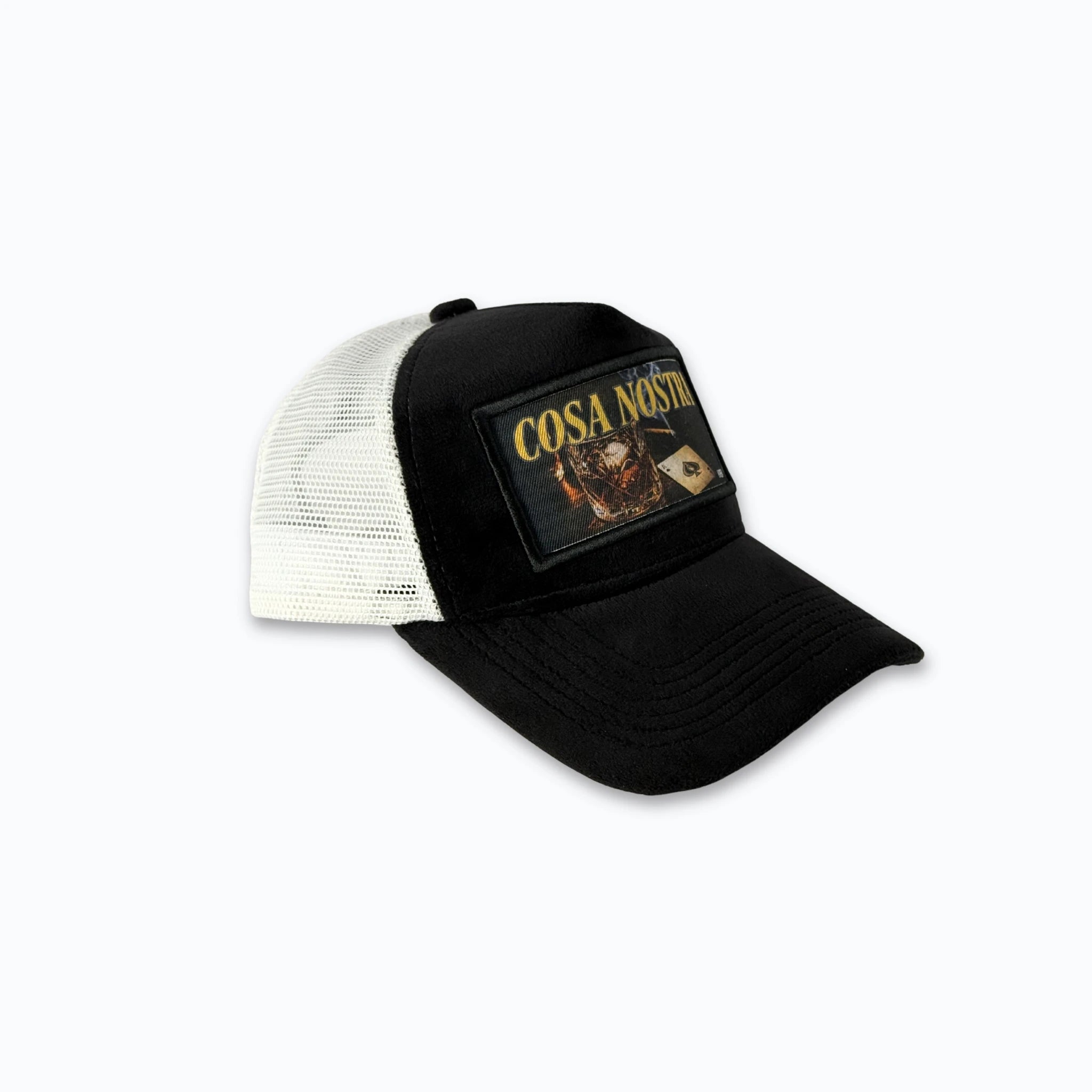Profilbild av svart velvet truckerkeps med vit baksida. Premium keps med tryck perfekt för en stark Streetwear & Statement-look.