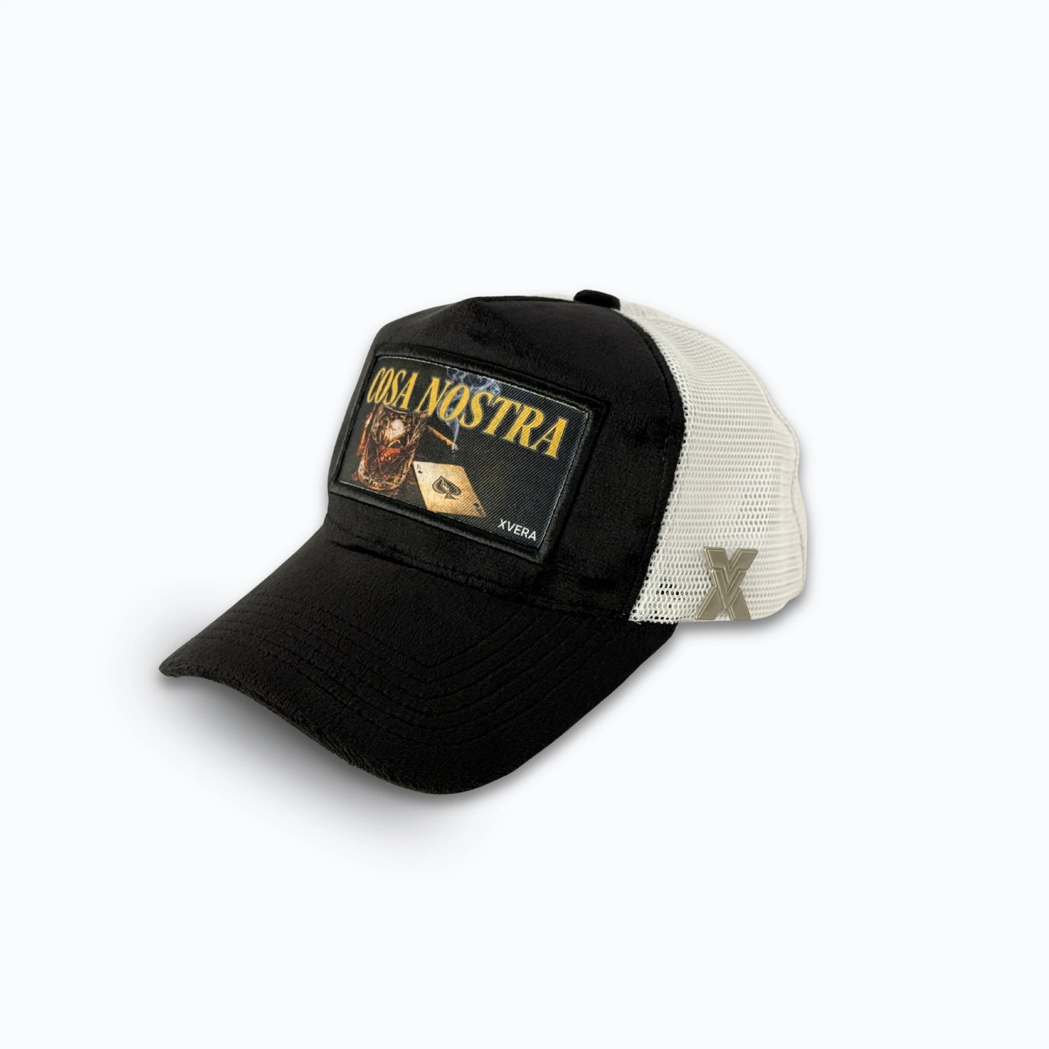 Svart keps i sammet från sidan, som visar den vita nätbaksidan och det kraftfulla COSA NOSTRA trycket. Unisex truckerkeps från XVERA.