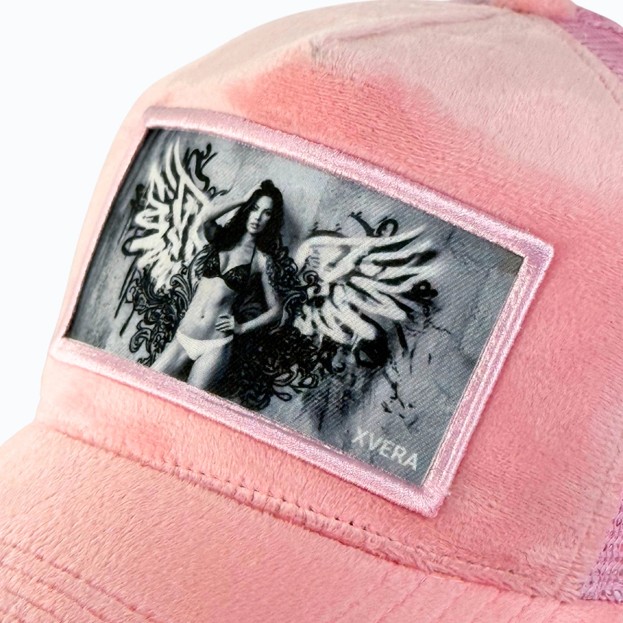 Närbild på det detaljerade trycket med änglavingar och det exklusiva rosa sammetsmaterialet från XVERA.