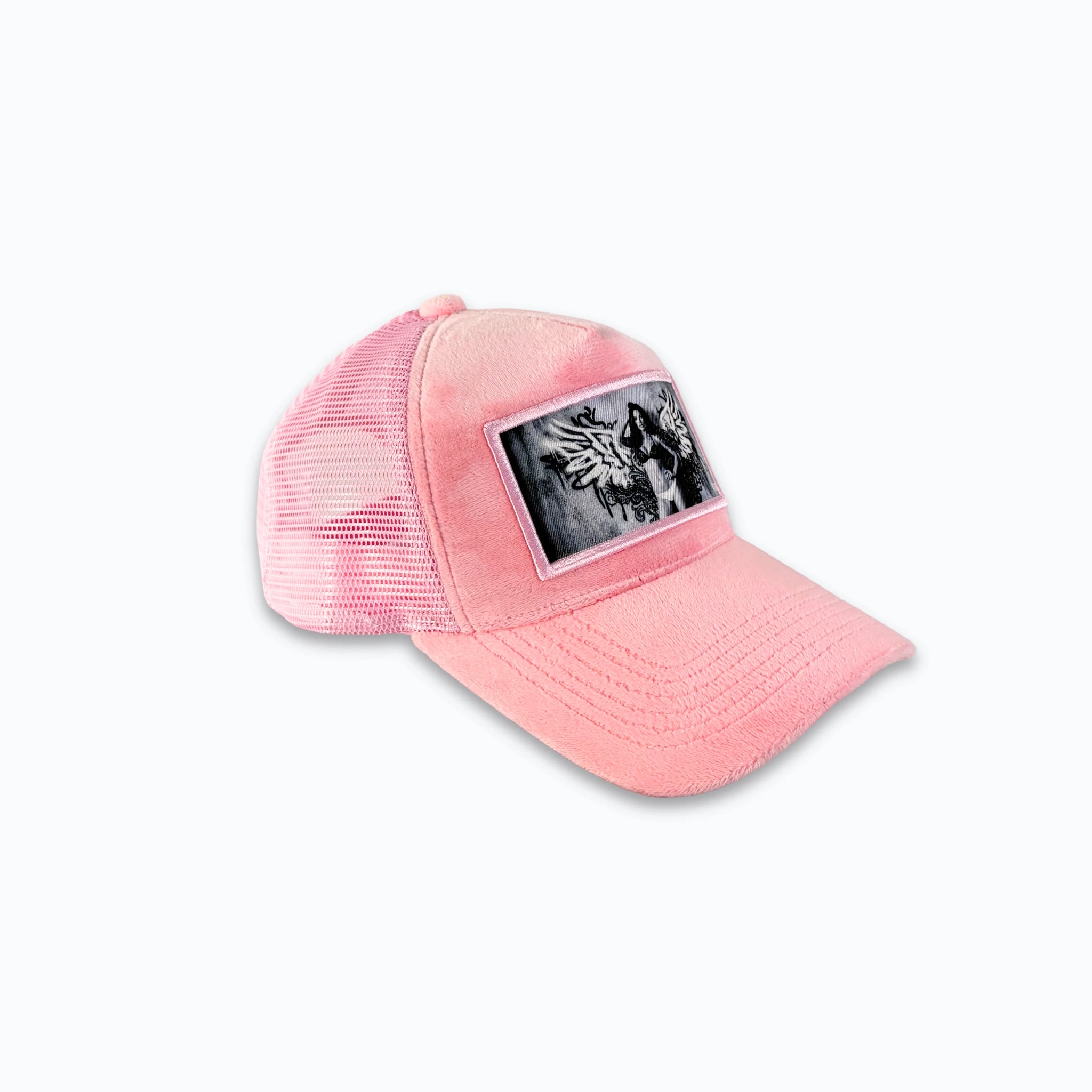 Profilbild av rosa velvet truckerkeps med matchande rosa nätbaksida. Premium keps med tryck perfekt för en kaxig streetwear-look.