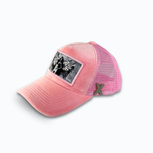 Rosa keps i sammet från sidan, som visar passformen och trycket med änglavingar. Unisex truckerkeps från XVERA.