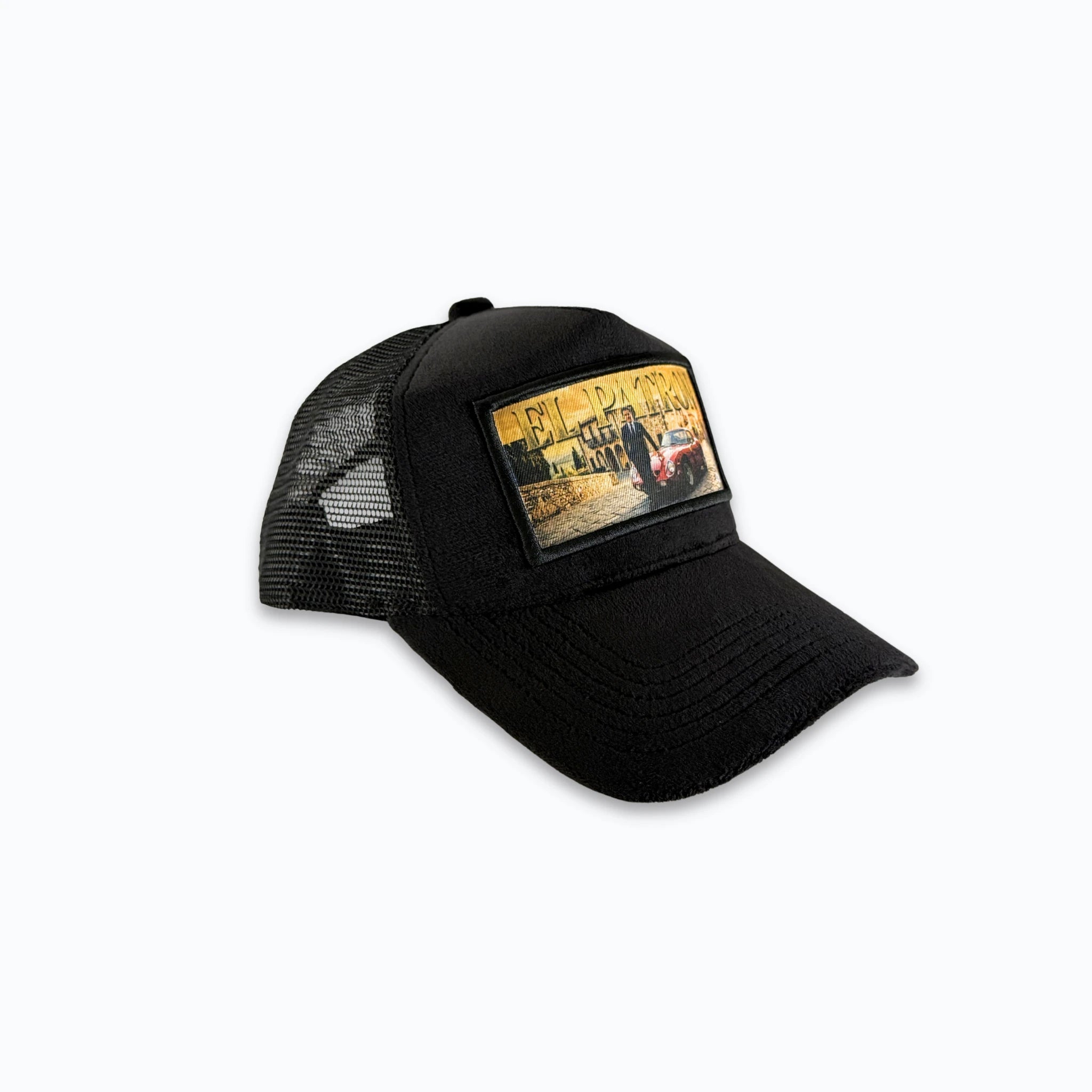 Profilbild av svart velvet truckerkeps med svart nätbaksida. Premium keps med tryck perfekt för en lyxig streetwear-look.