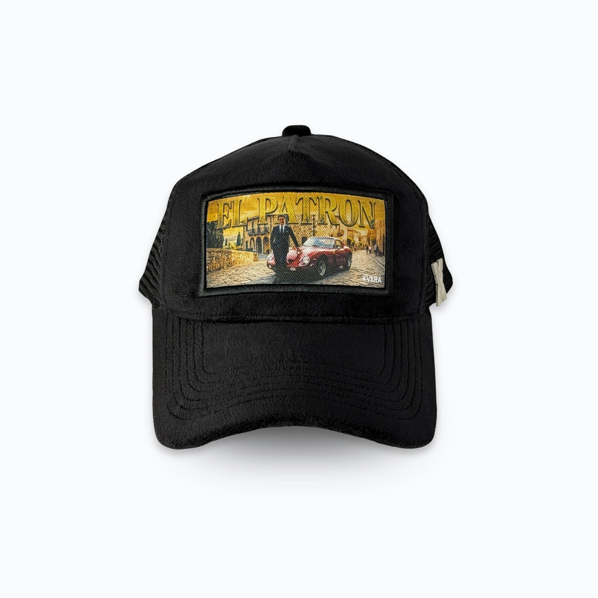 Svart keps i sammet från sidan, som visar passformen och EL PATRON-trycket med den röda bilen. Unisex truckerkeps från XVERA.