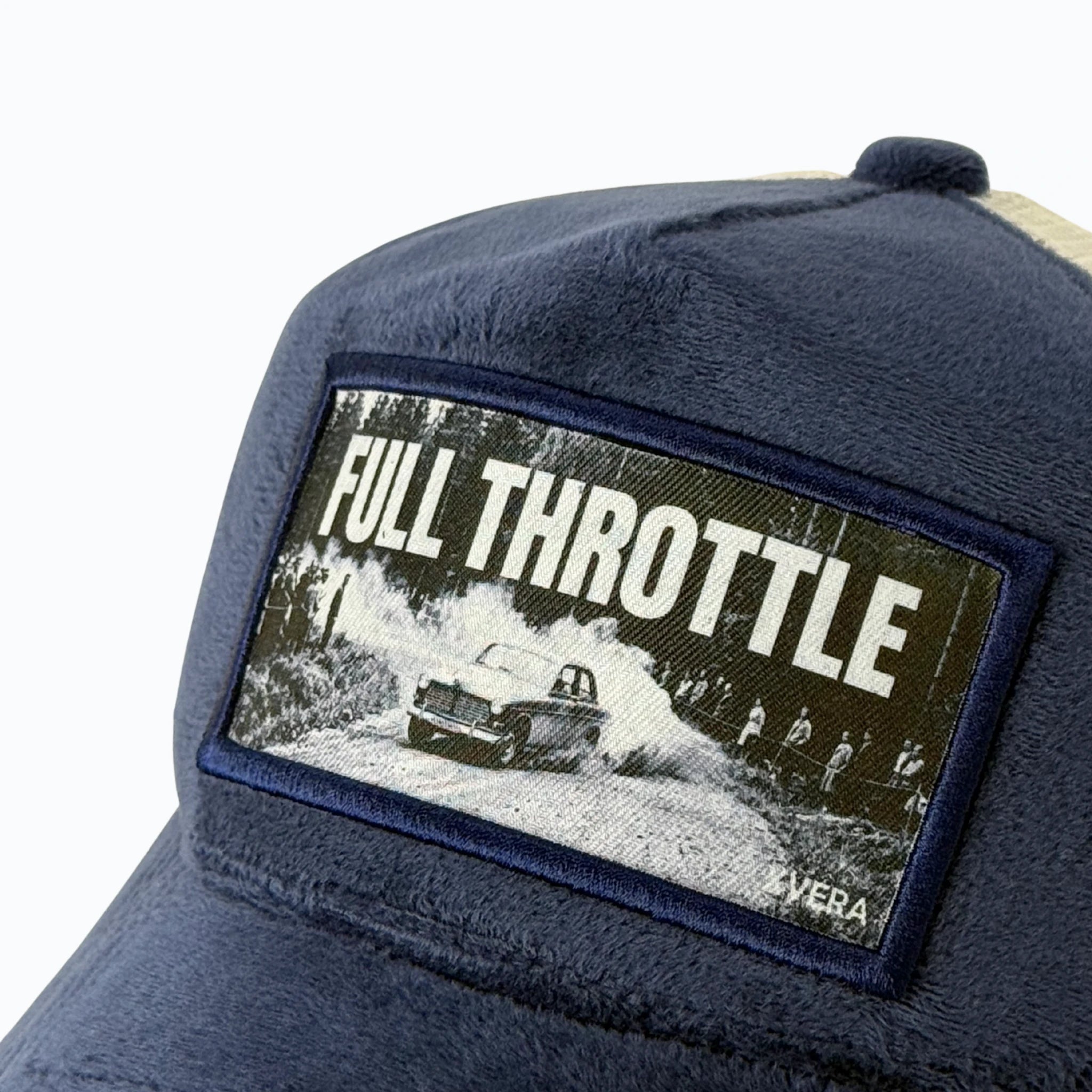 Närbild på det skarpa svartvita trycket FULL THROTTLE med en sladdande klassisk bil och det exklusiva marinblå sammetsmaterialet från XVERA.