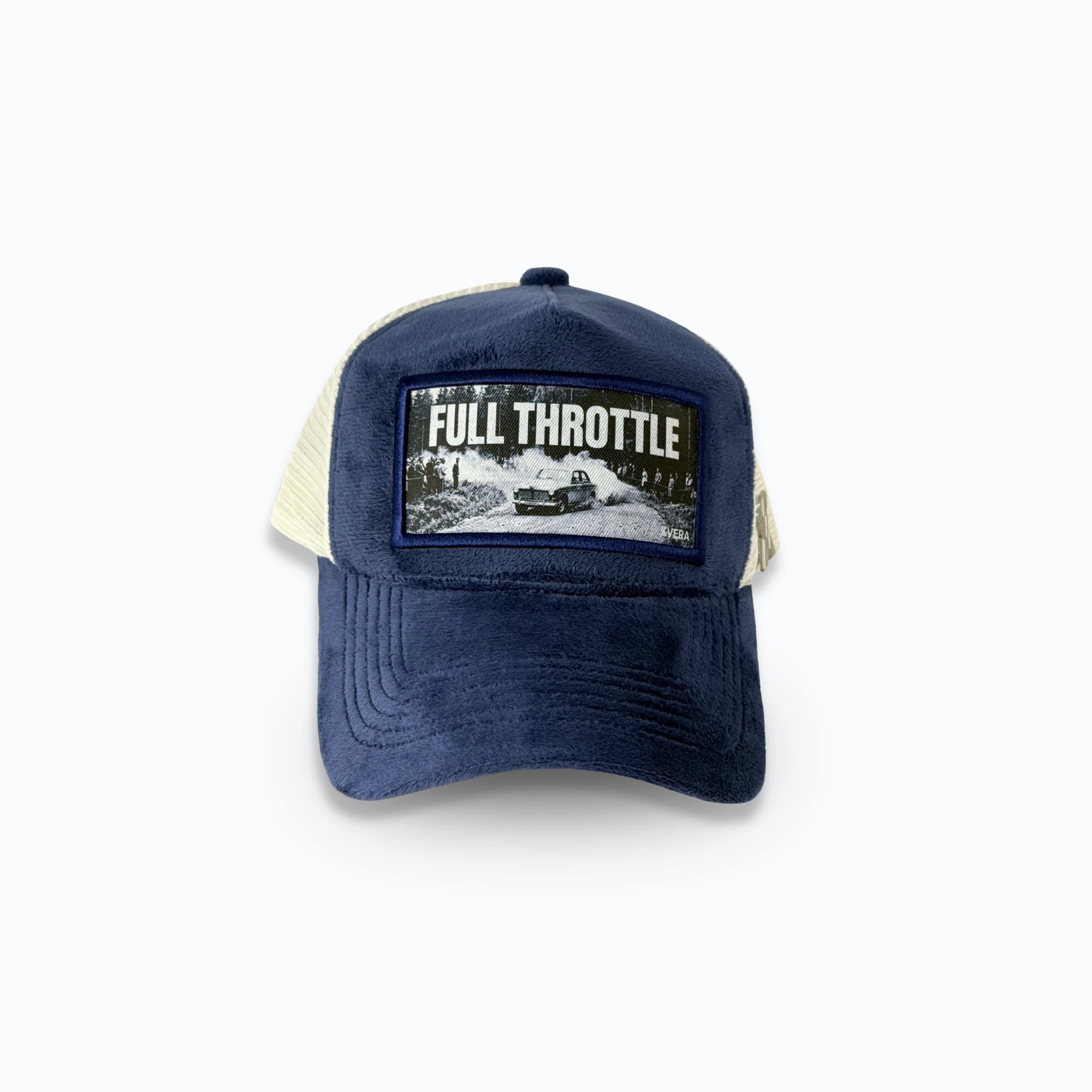 Marinblå velvet keps framifrån med det vita trycket FULL THROTTLE och ett vintage rallymotiv. Exklusiv truckerkeps med bilmotiv från varumärket XVERA.