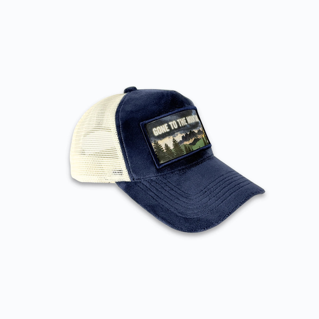 Profilbild av marinblå velvet truckerkeps med ljus nätbaksida. Premium keps med tryck perfekt för Nordic Lifestyle och friluftsliv.