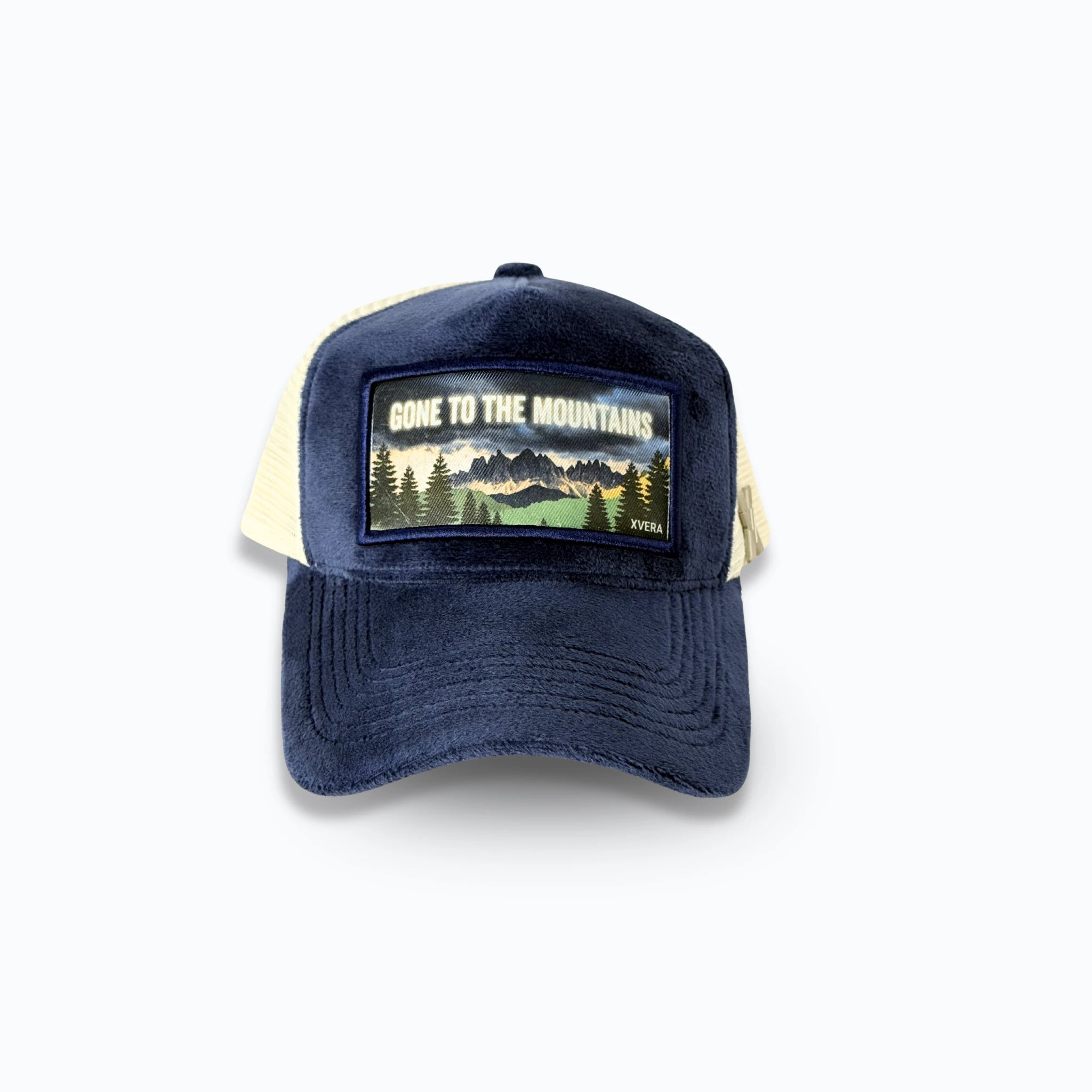 Marinblå velvet keps framifrån med ett vackert naturtryck och texten GONE TO THE MOUNTAINS. Exklusiv truckerkeps för friluftsliv från varumärket XVERA.