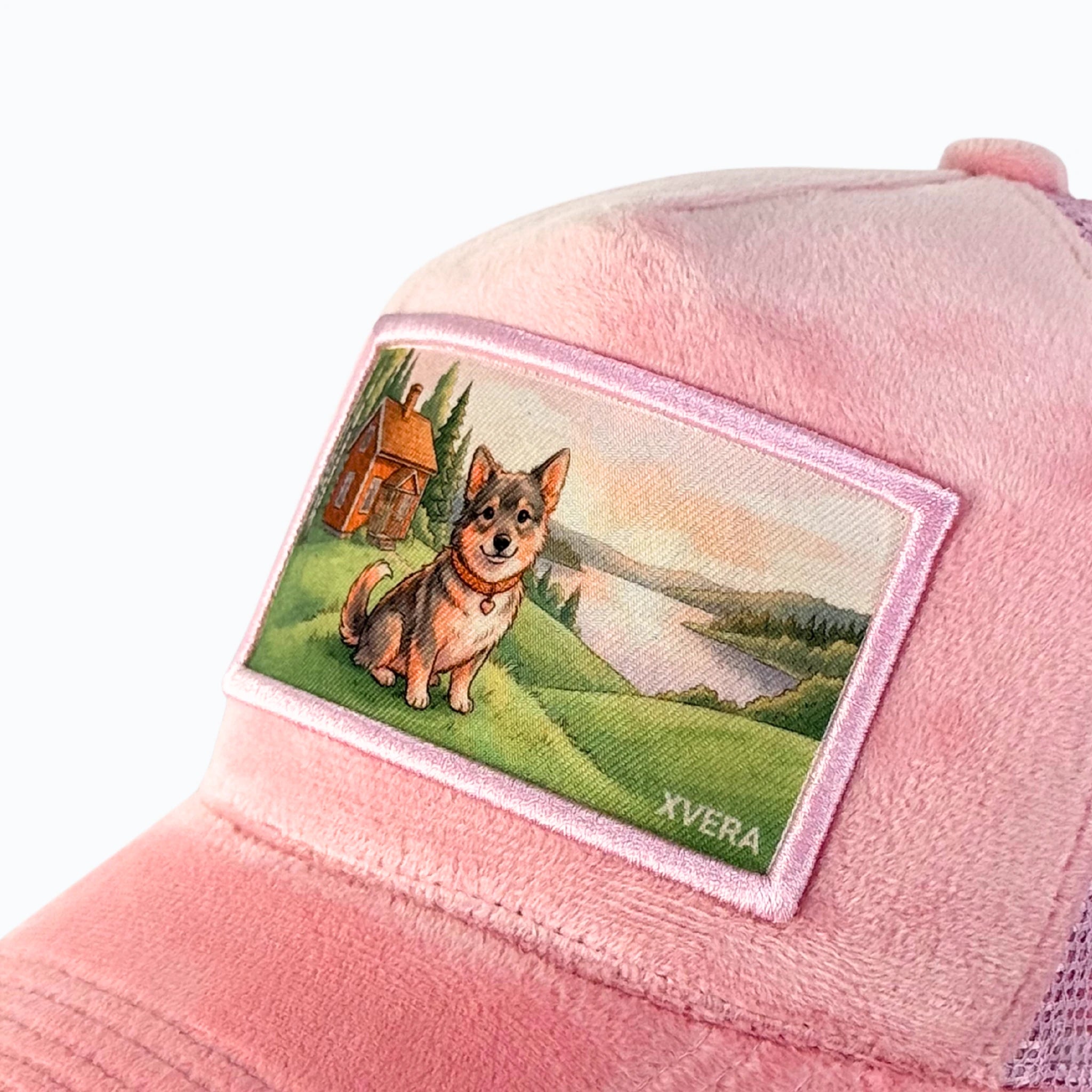 Närbild på det detaljerade trycket med en hund, röd stuga och svensk natur, samt det exklusiva rosa sammetsmaterialet från XVERA.