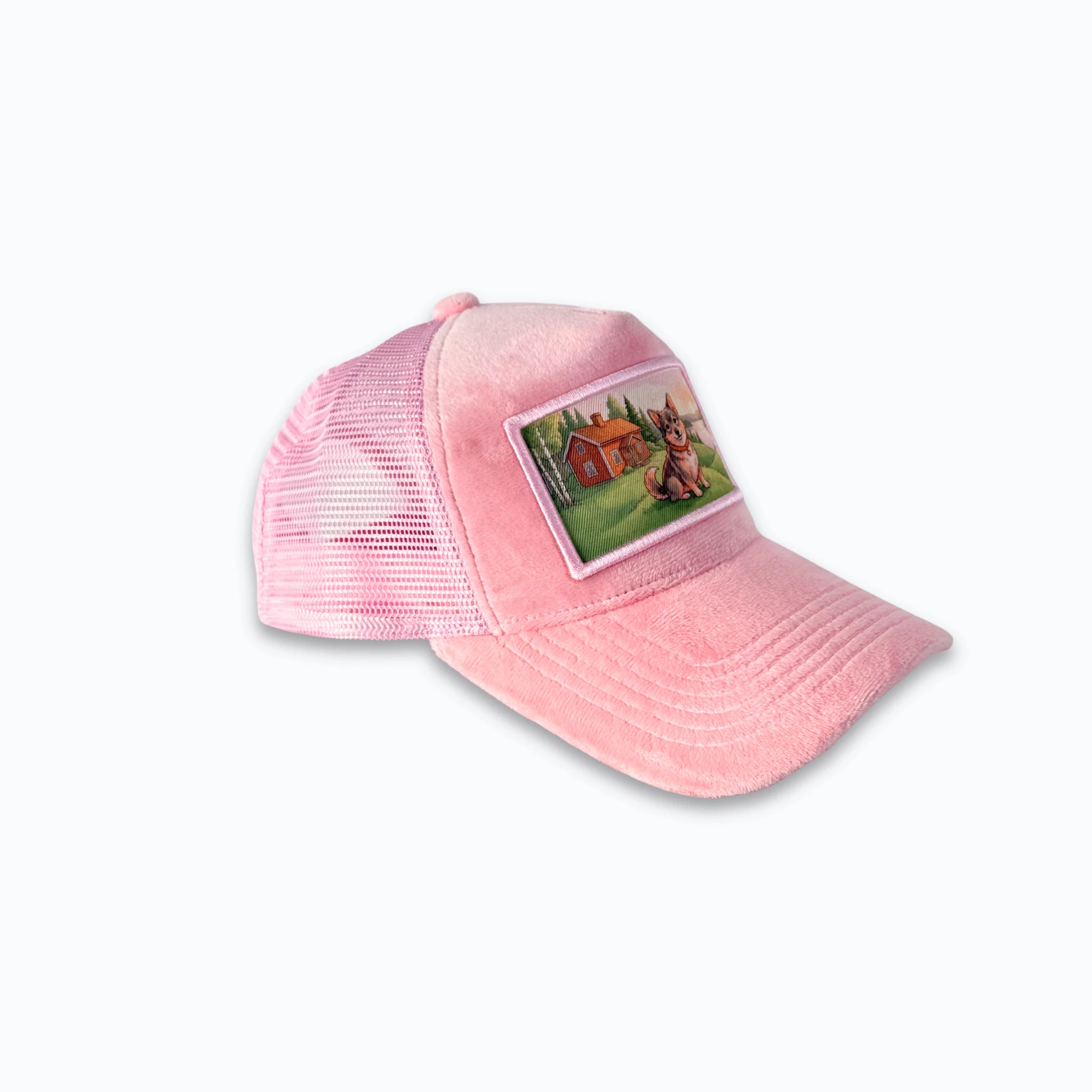 Profilbild av rosa velvet truckerkeps med matchande nätbaksida. Premium keps med tryck perfekt för svenskt friluftsliv.