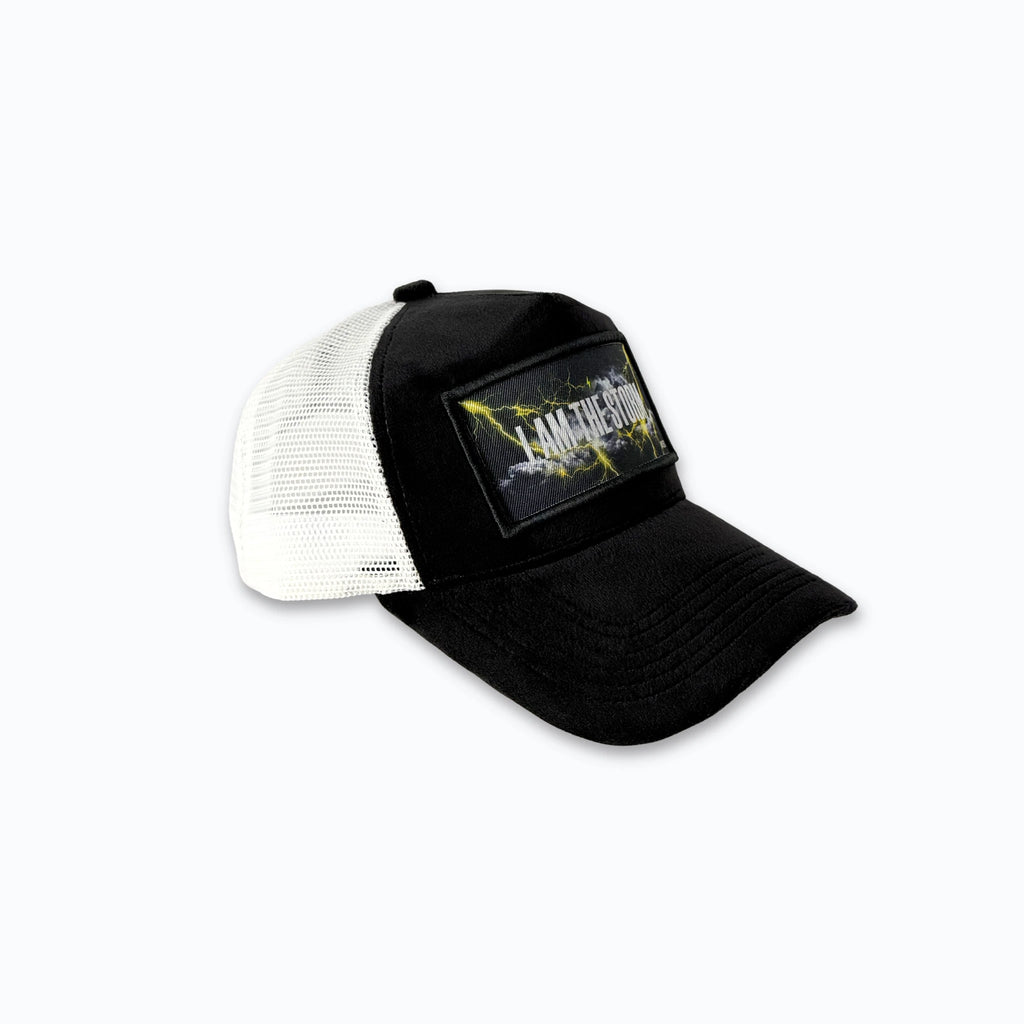 Profilbild av svart velvet truckerkeps med vit baksida. Premium keps med tryck perfekt för en kaxig streetwear-look.