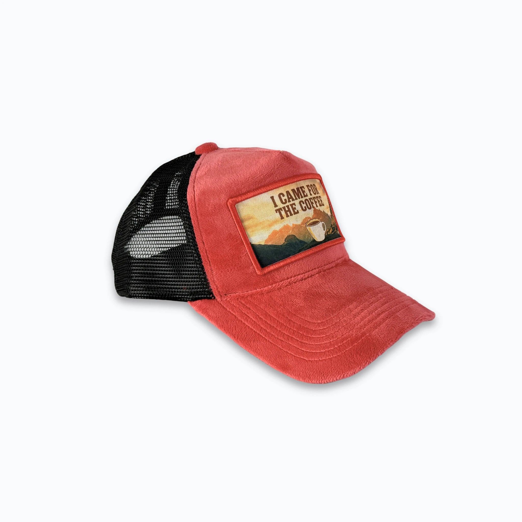 Profilbild av röd velvet truckerkeps med svart nätbaksida. Premium keps med tryck perfekt för Nordic Lifestyle och kaffeälskare.