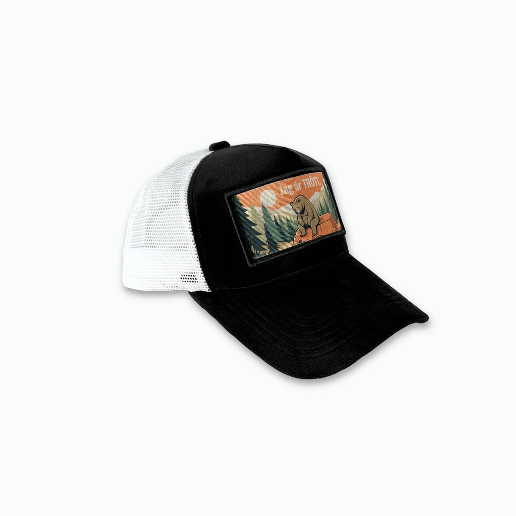 Profilbild av svart velvet truckerkeps med vit baksida. Premium keps med tryck perfekt för Nordic Lifestyle och friluftsliv.