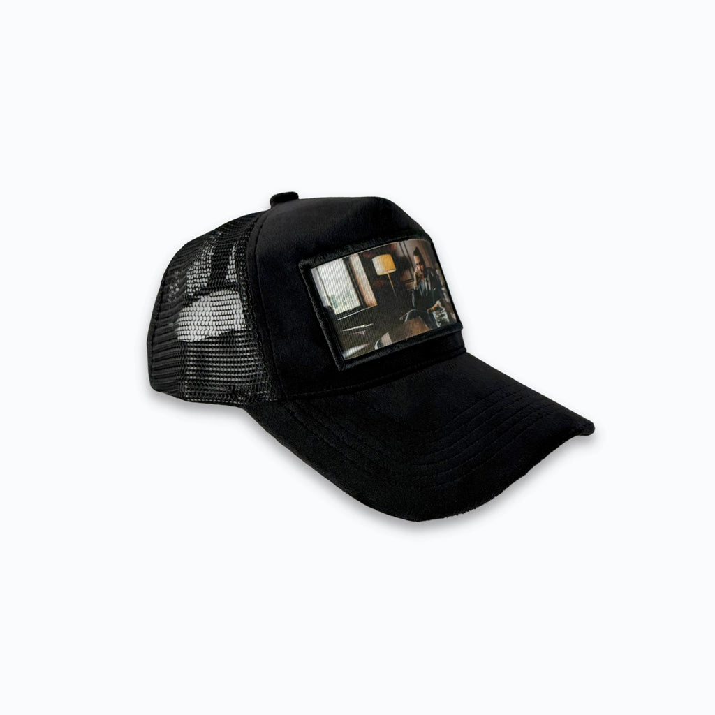 Profilbild av svart velvet truckerkeps med matchande nätbaksida. Premium keps med tryck perfekt för en lyxig streetwear-look.