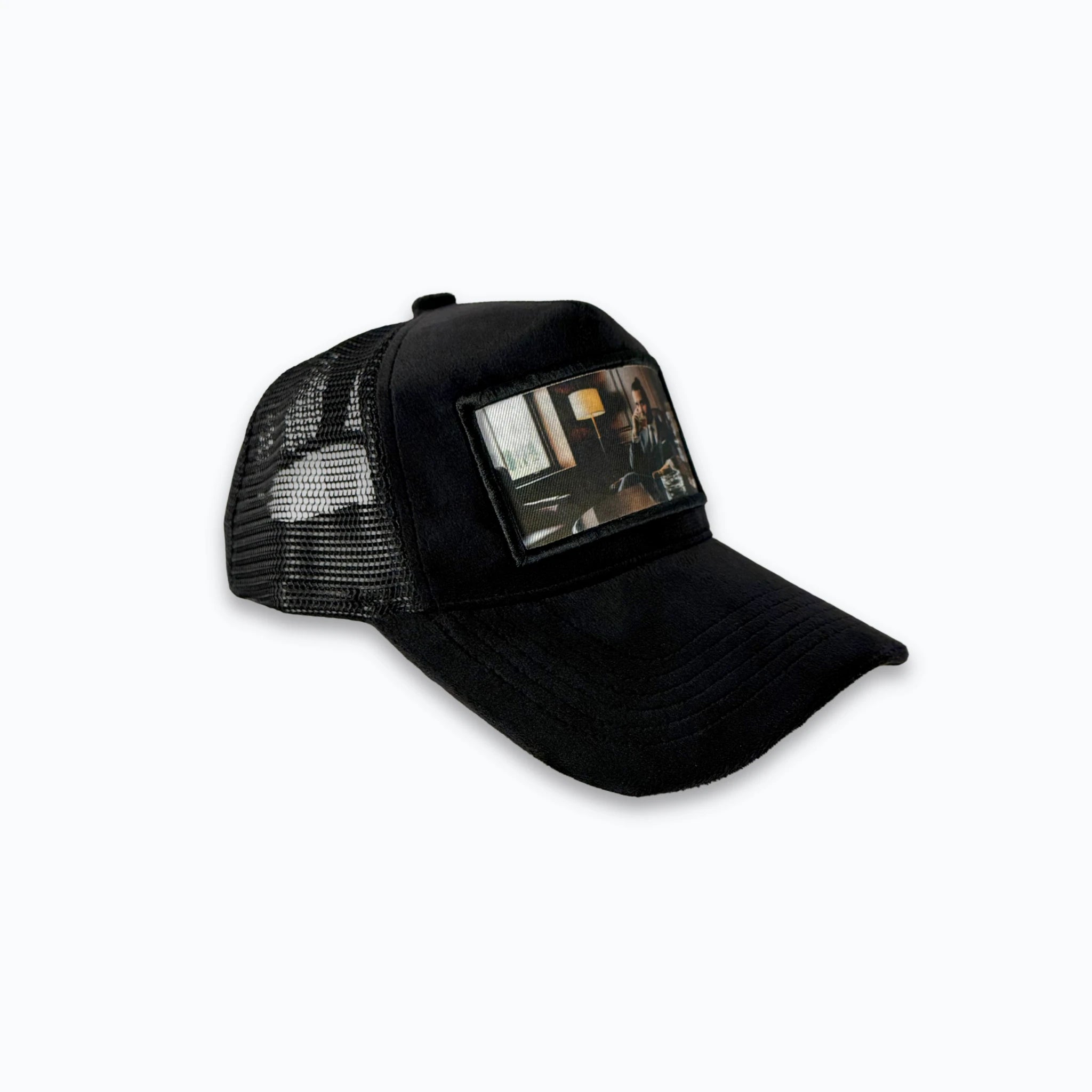 Profilbild av svart velvet truckerkeps med matchande nätbaksida. Premium keps med tryck perfekt för en lyxig streetwear-look.