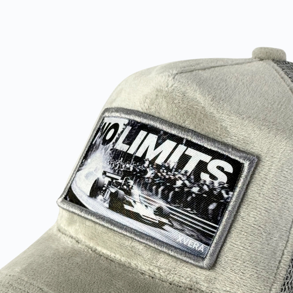 Närbild på det detaljerade racingtrycket NO LIMITS med formelbil och publik, samt det exklusiva ljusgrå sammetsmaterialet från XVERA.