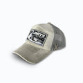 Grå keps i sammet från sidan, som visar passformen och racingmotivet NO LIMITS. Unisex truckerkeps från XVERA.