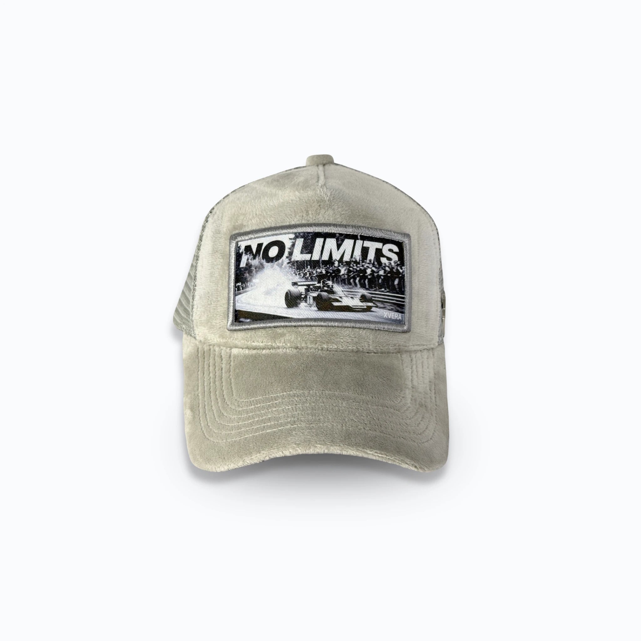 Ljusgrå velvet keps framifrån med ett svartvitt tryck av en formel 1 bil och texten NO LIMITS. Exklusiv truckerkeps med bilmotiv från varumärket XVERA.