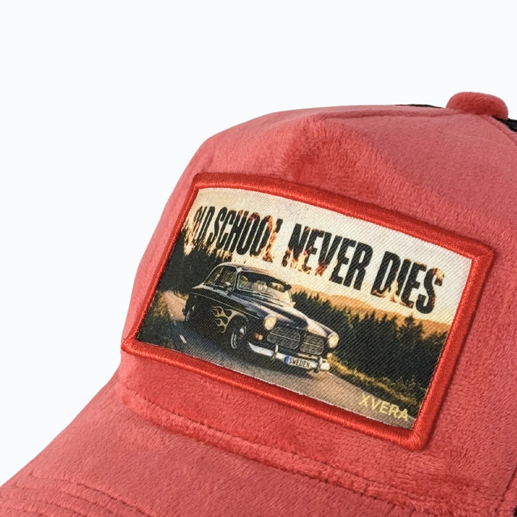 Närbild på trycket OLD SCHOOL NEVER DIES med en raggarbil och det exklusiva röda sammetsmaterialet från XVERA.