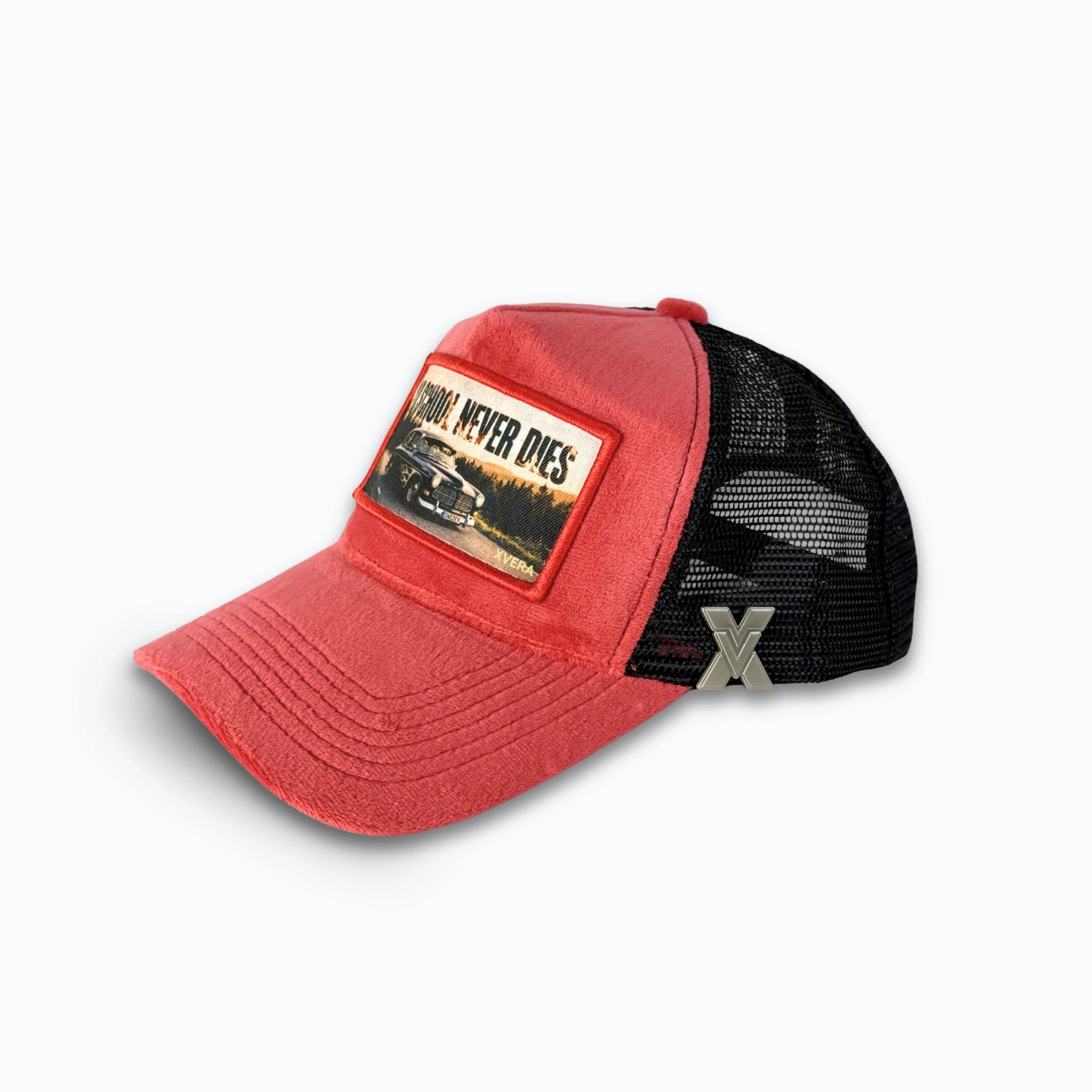 Röd keps i sammet från sidan, som visar den svarta nätbaksidan och det nostalgiska bilmotivet. Unisex truckerkeps från XVERA.