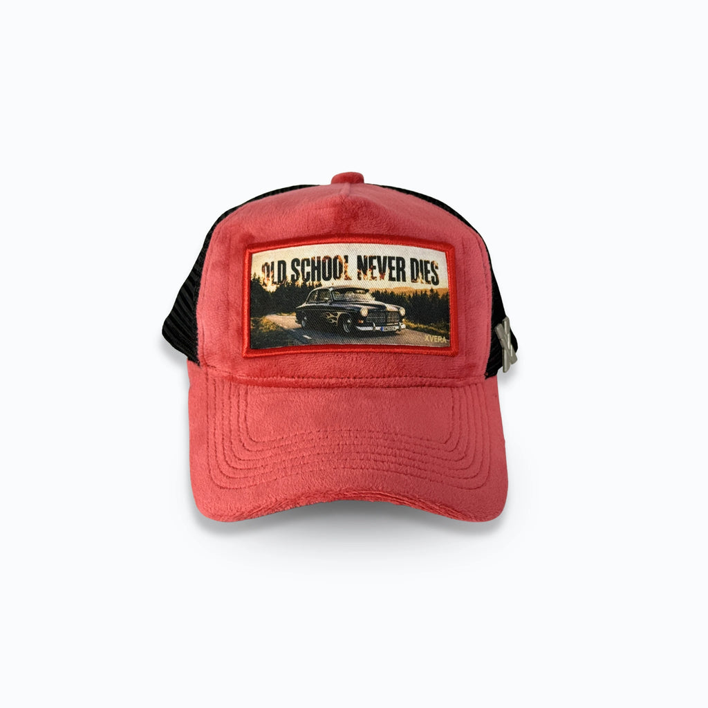 Röd velvet keps framifrån med ett tryck av en klassisk Volvo Amazon och texten OLD SCHOOL NEVER DIES. Exklusiv truckerkeps med bilmotiv från varumärket XVERA.