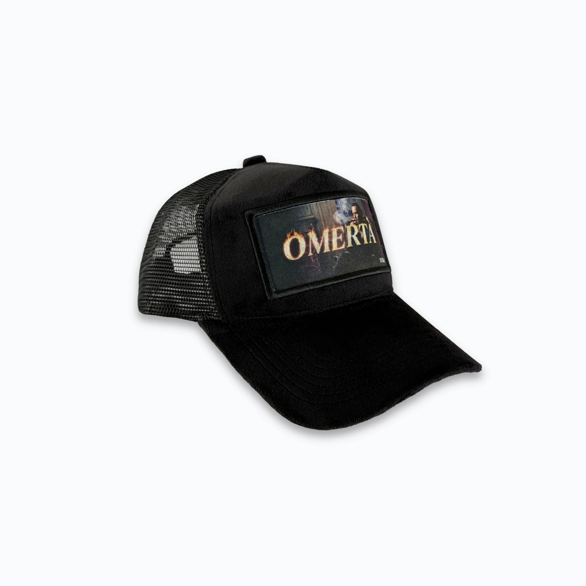 Profilbild av svart velvet truckerkeps med svart nätbaksida. Premium keps med tryck perfekt för en kaxig streetwear-look.