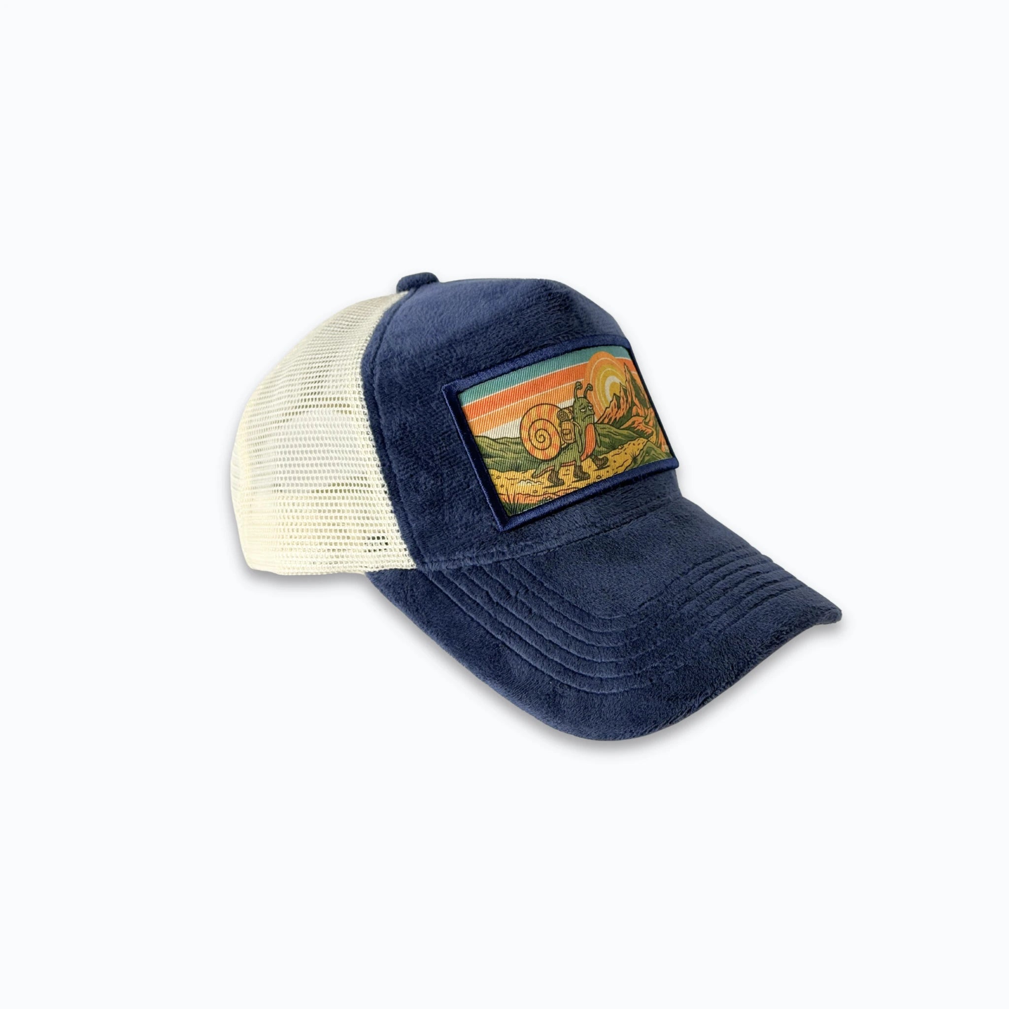 Profilbild av marinblå velvet truckerkeps med ljus nätbaksida. Premium keps med tryck perfekt för Nordic Lifestyle och naturälskare.