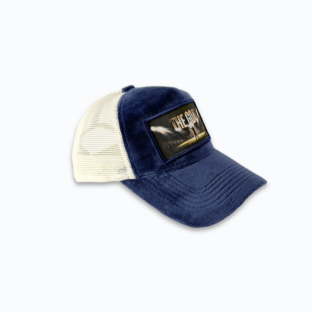 Profilbild av marinblå velvet truckerkeps med ljus nätbaksida. Premium keps med tryck perfekt för en vinnande streetwear-look.