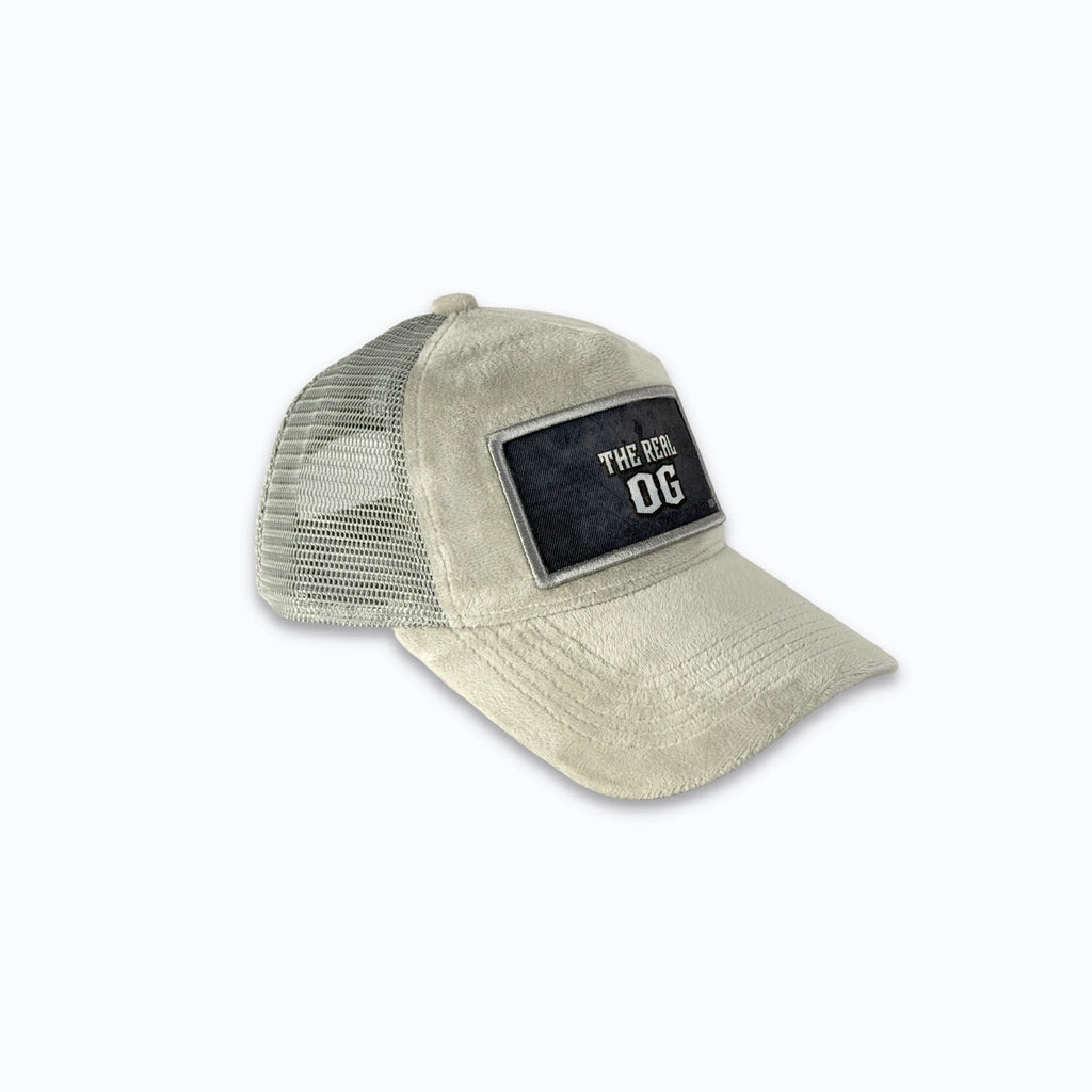 Profilbild av grå velvet truckerkeps med matchande grå nätbaksida. Premium keps perfekt för en stilren och kaxig streetwear-look.