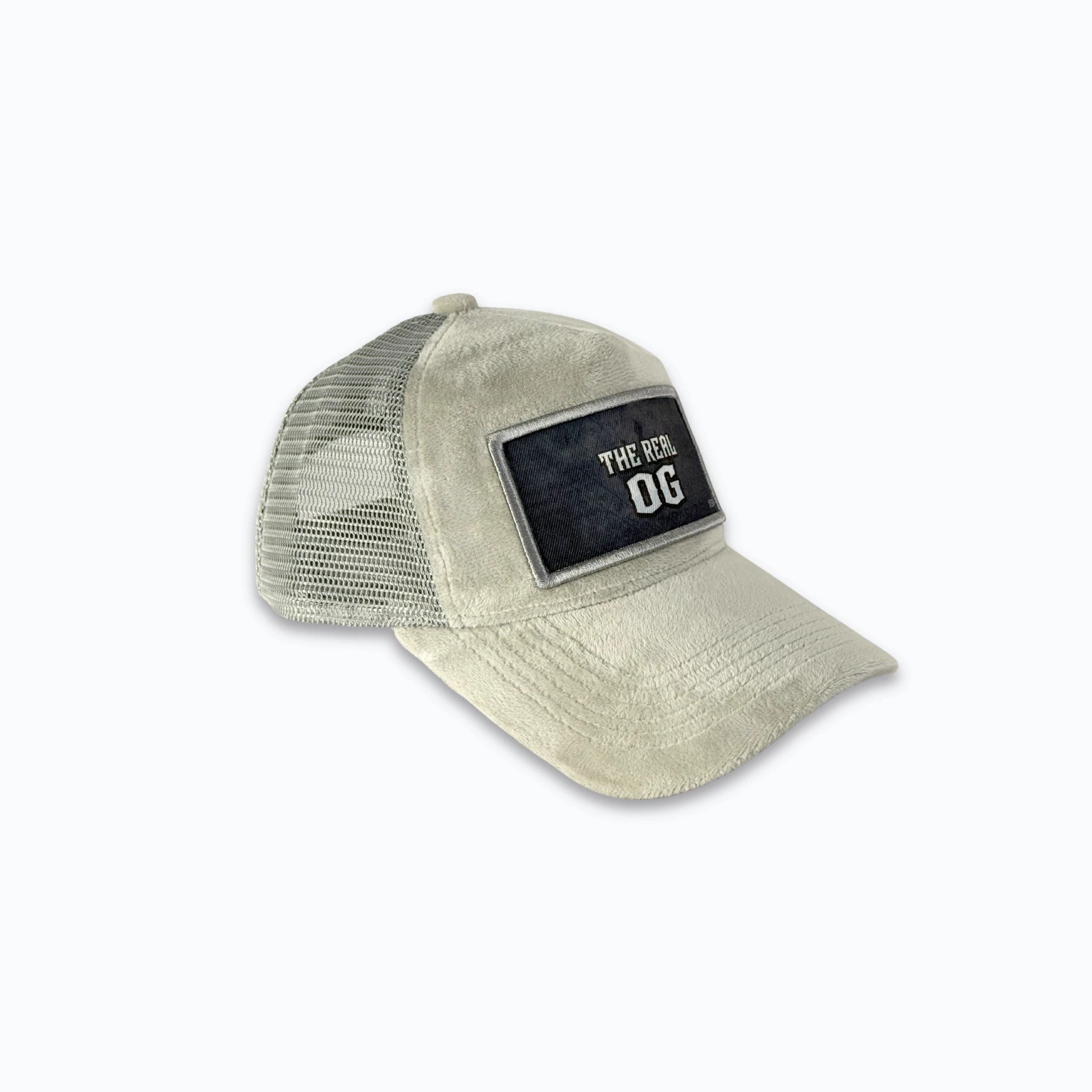 Profilbild av grå velvet truckerkeps med matchande grå nätbaksida. Premium keps perfekt för en stilren och kaxig streetwear-look.