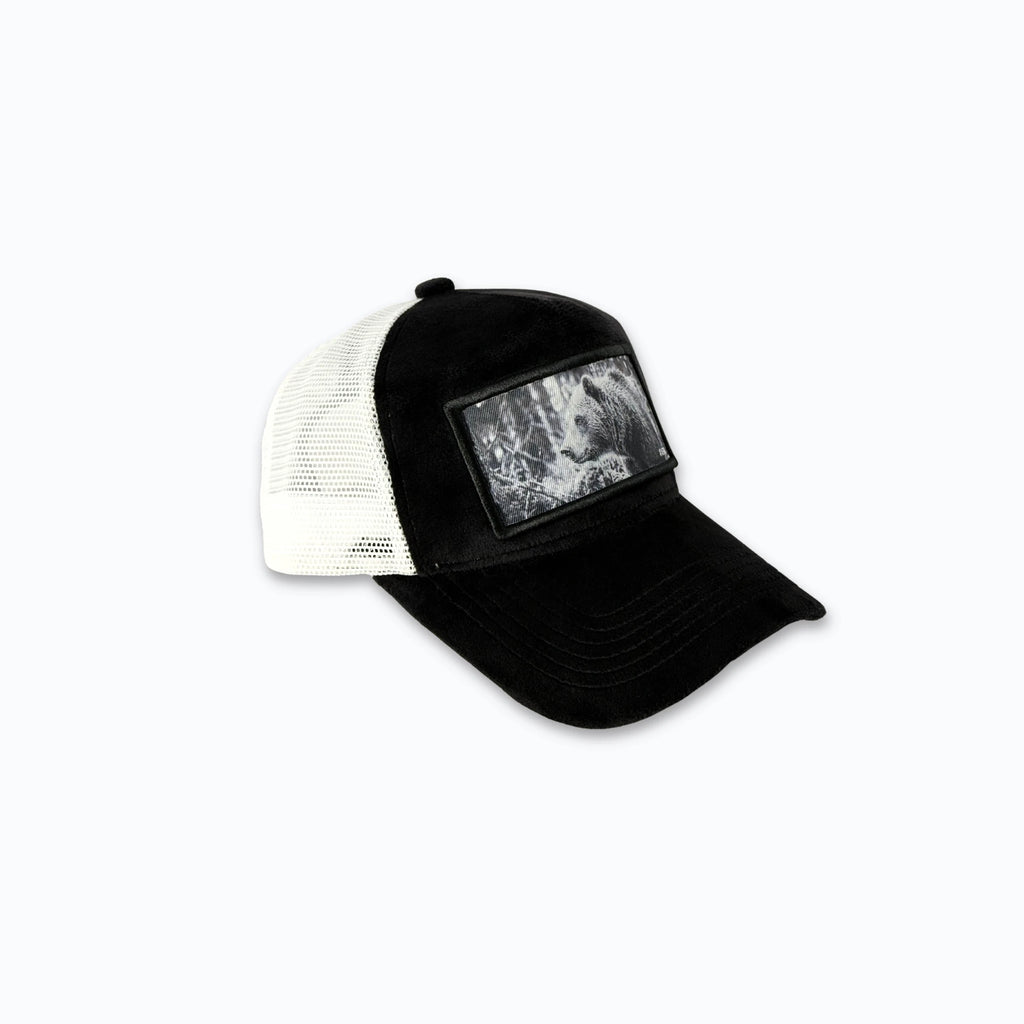 Profilbild av svart velvet truckerkeps med vit nätbaksida. Premium keps med tryck perfekt för Nordic Lifestyle och friluftsliv.