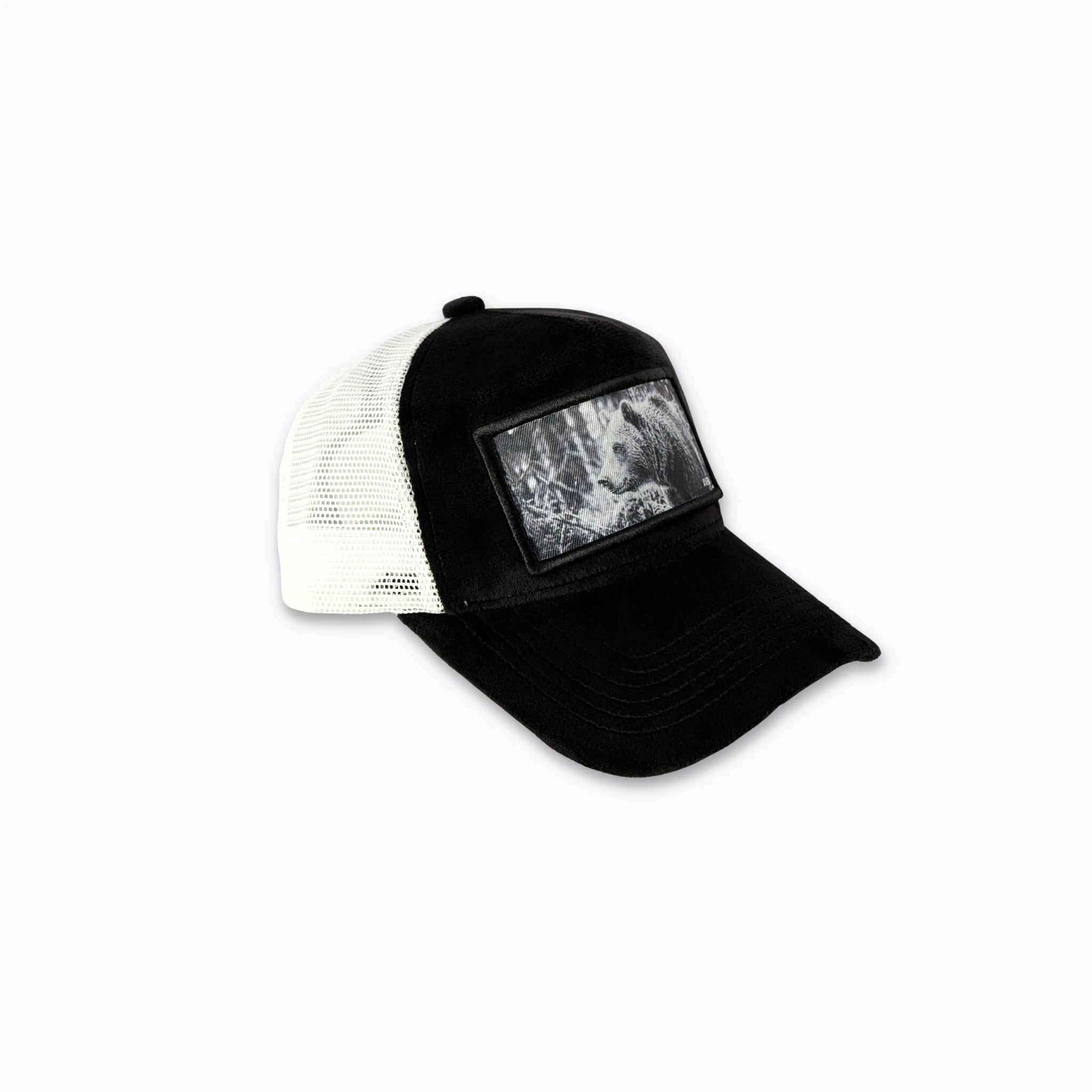 Profilbild av svart velvet truckerkeps med vit nätbaksida. Premium keps med tryck perfekt för Nordic Lifestyle och friluftsliv.