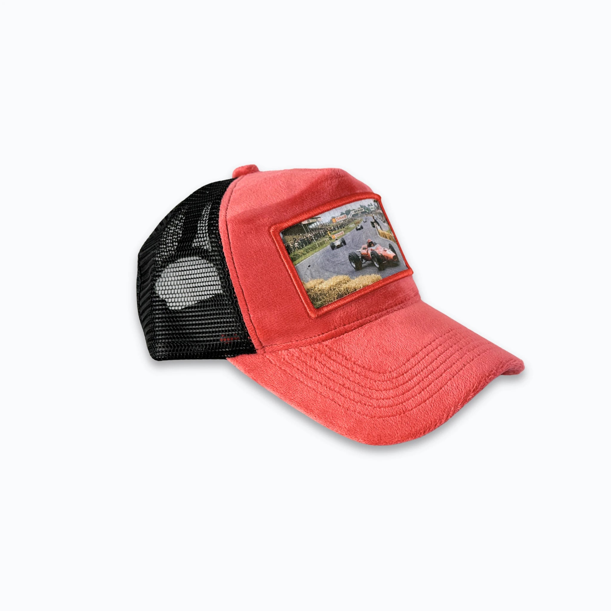 Profilbild av röd velvet truckerkeps med svart nätbaksida. Premium keps med tryck perfekt för Motor & Racing-kulturen.