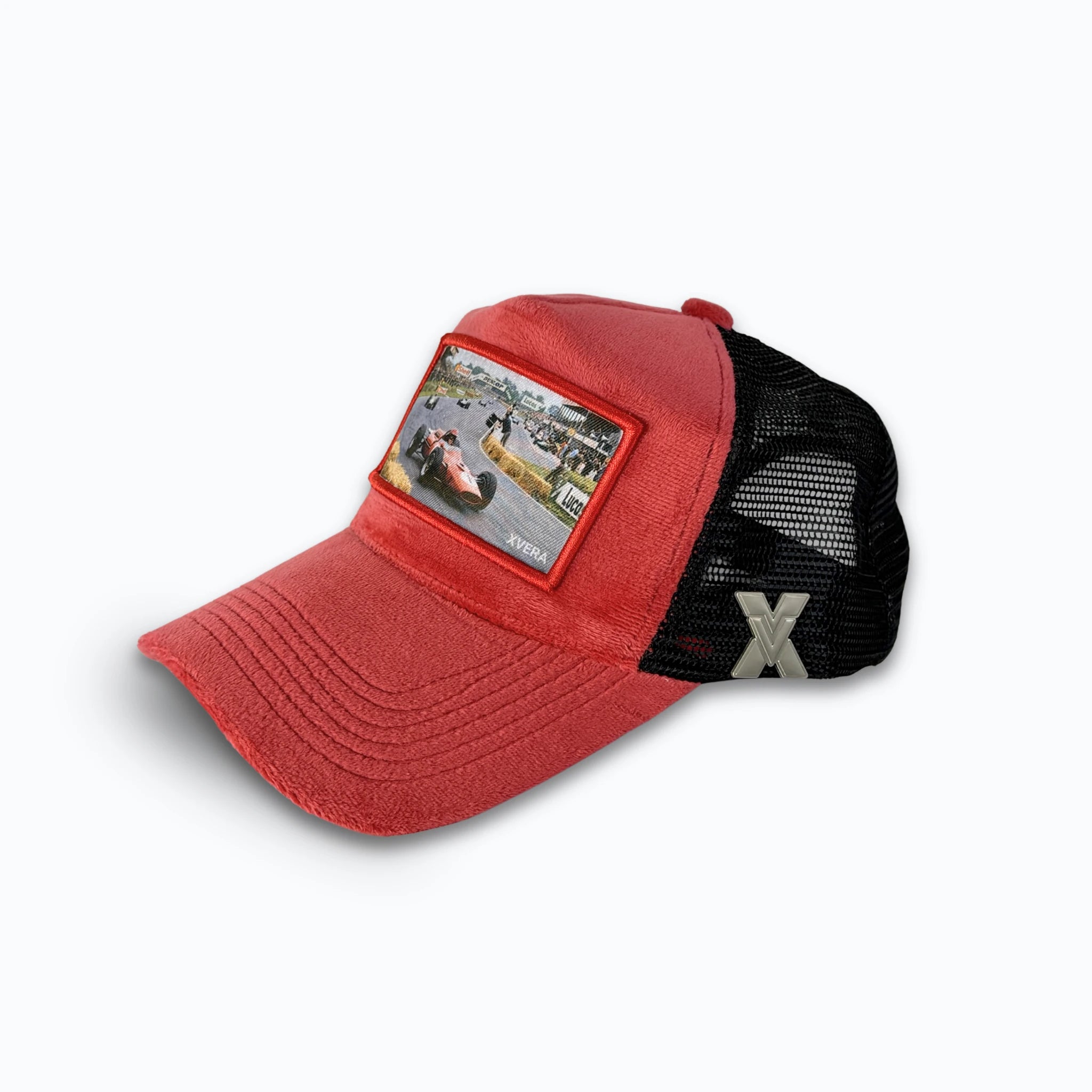 Röd keps i sammet från sidan, som visar den svarta nätbaksidan och det nostalgiska racingmotivet. Unisex truckerkeps från XVERA.