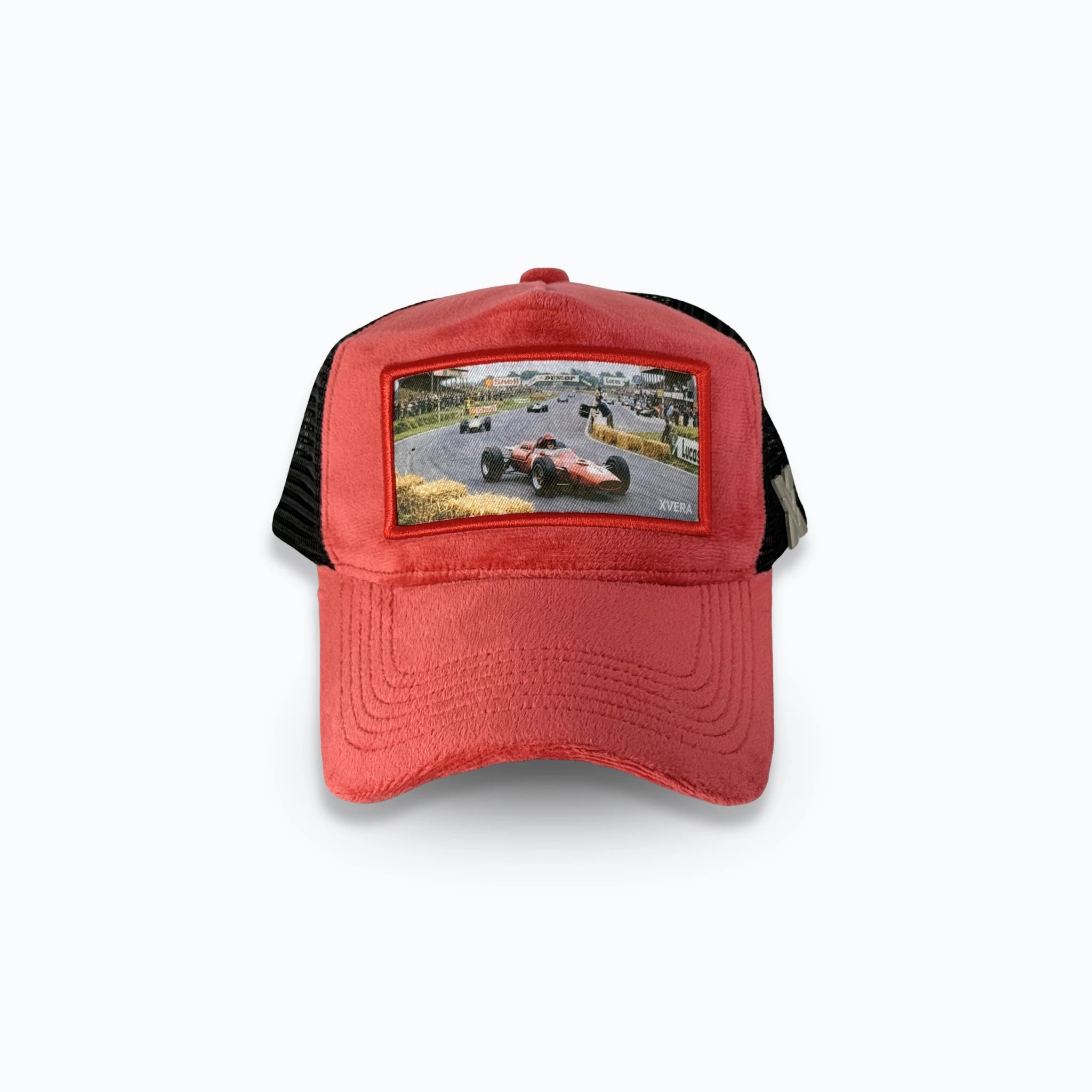 Röd velvet keps framifrån med ett vintage racingmotiv av en klassisk röd formel 1-bil på en racerbana. Exklusiv truckerkeps med bilmotiv från varumärket XVERA.