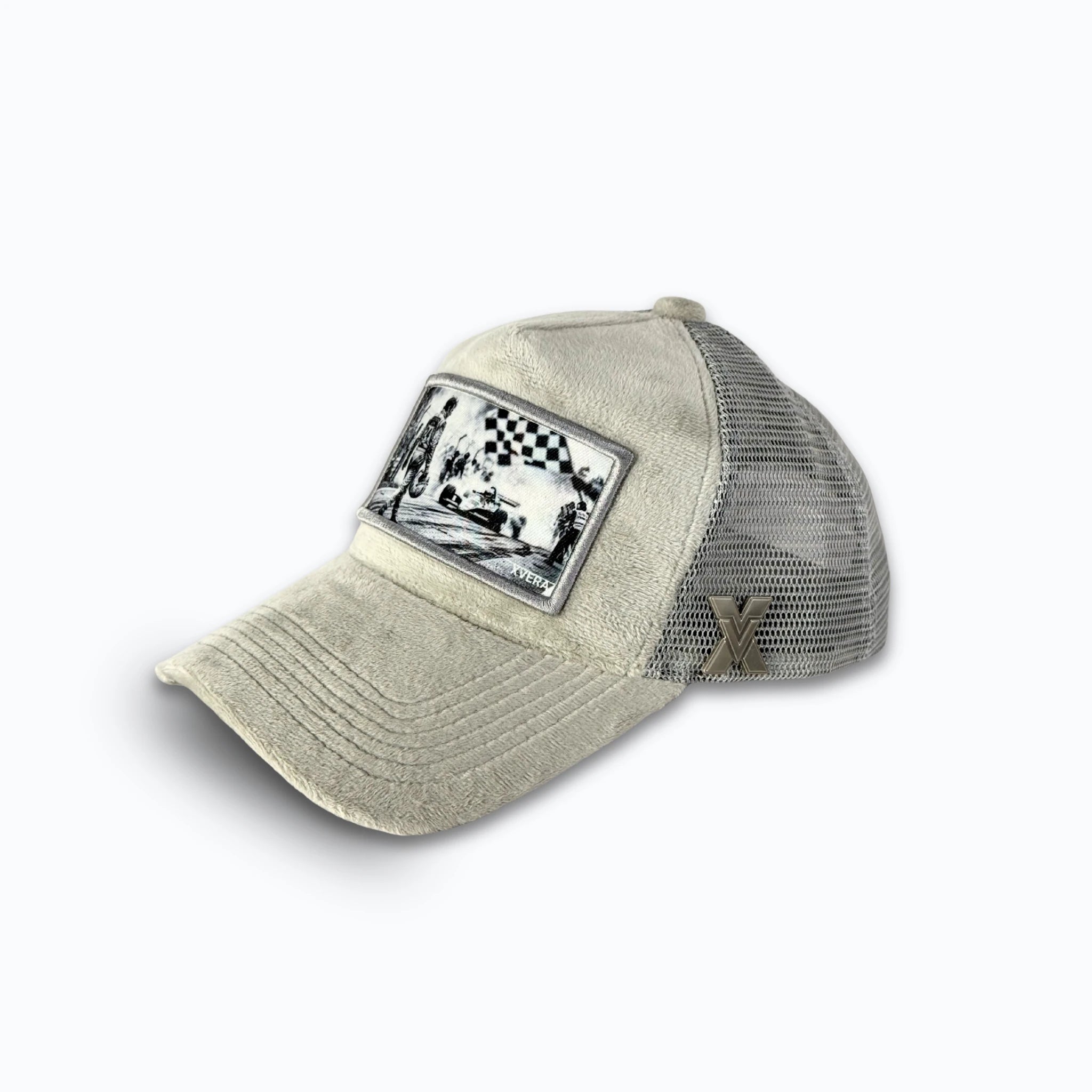 Ljusgrå keps i sammet från sidan, som visar den gråa nätbaksidan och det nostalgiska racingmotivet. Unisex truckerkeps från XVERA.