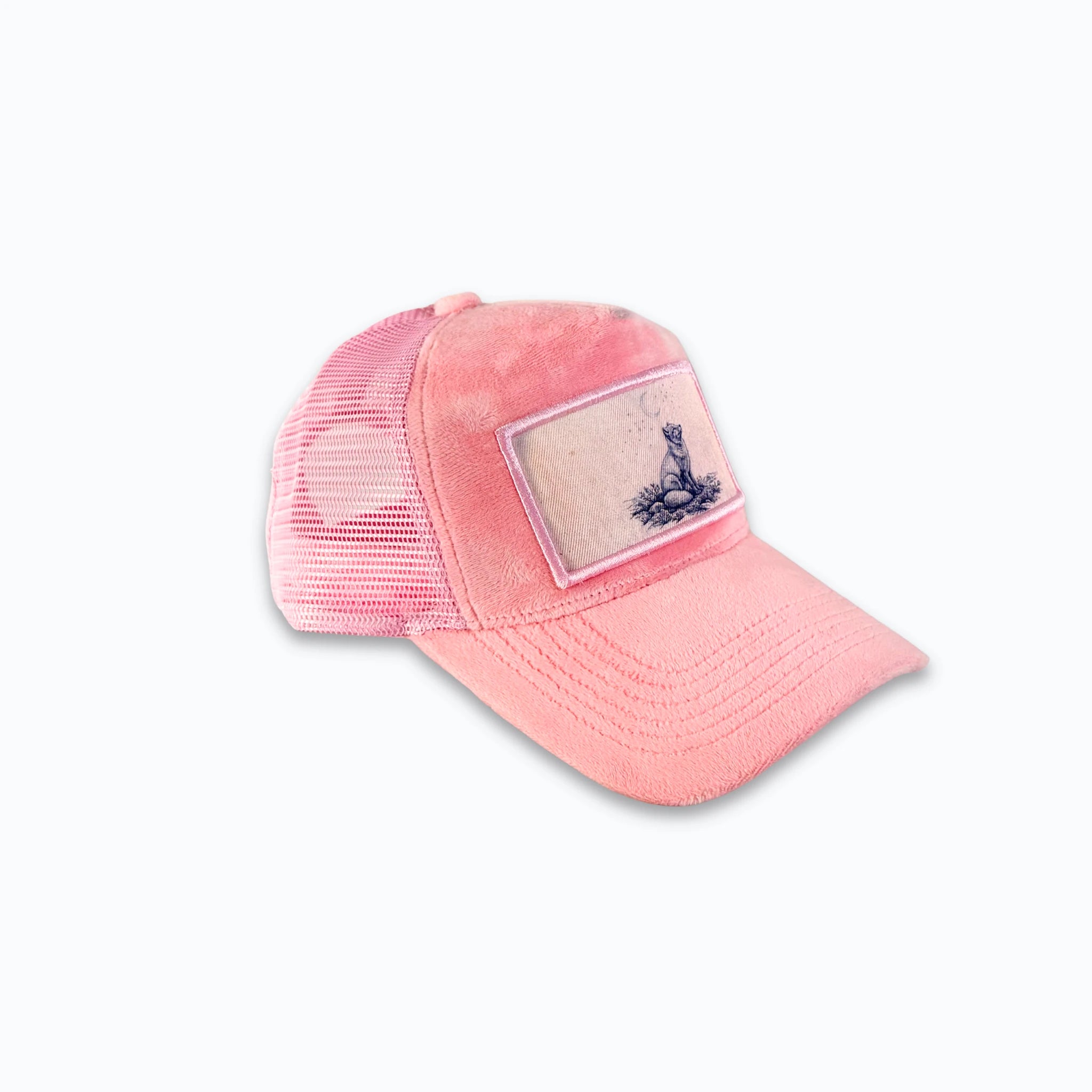 Profilbild av rosa velvet truckerkeps med rosa nätbaksida och XVERA logotyp i metall. Premium keps med tryck perfekt för Nordic Lifestyle och naturälskare.