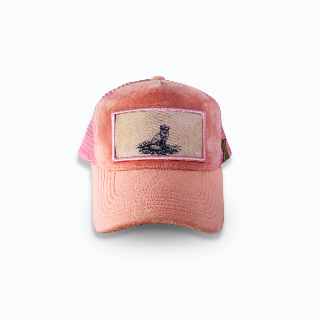 Rosa velvet keps framifrån med ett vackert vintage tryck av en räv under en stjärnhimmel. Exklusiv truckerkeps för friluftsliv från varumärket XVERA.