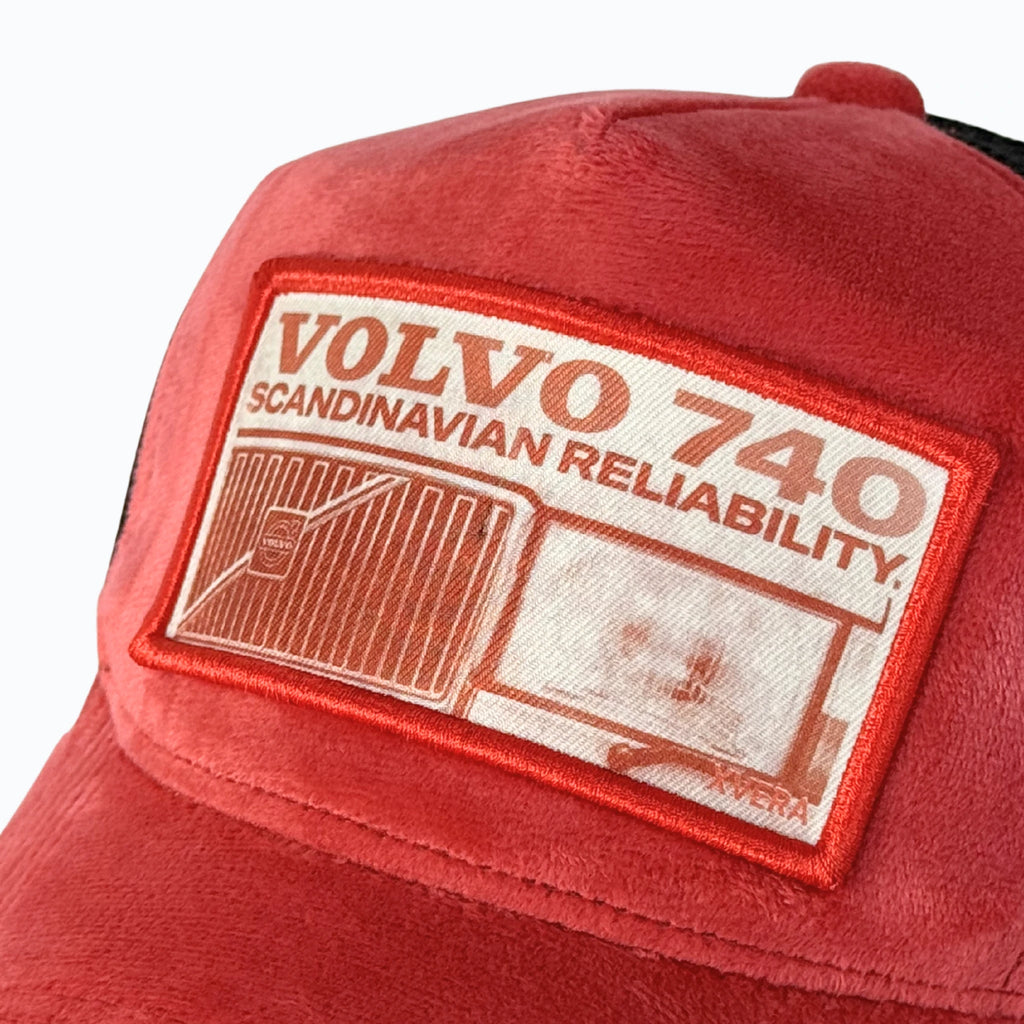 Närbild på trycket VOLVO 740 SCANDINAVIAN RELIABILITY som visar fronten på en klassisk Volvo, samt det exklusiva röda sammetsmaterialet från XVERA.