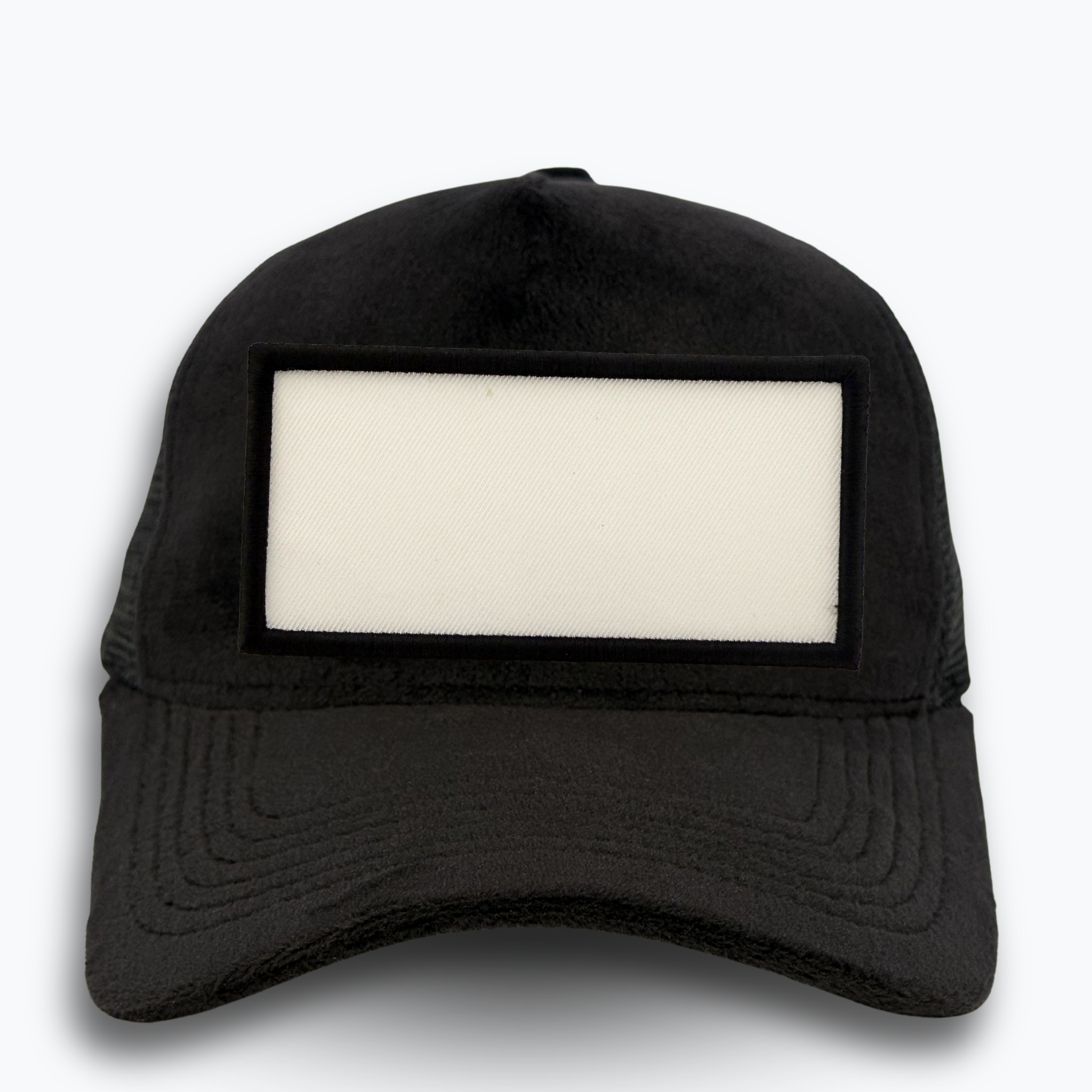 Svart velvet truckerkeps med svart mesh och tom vit patch för eget foto, custom keps från XVERA.