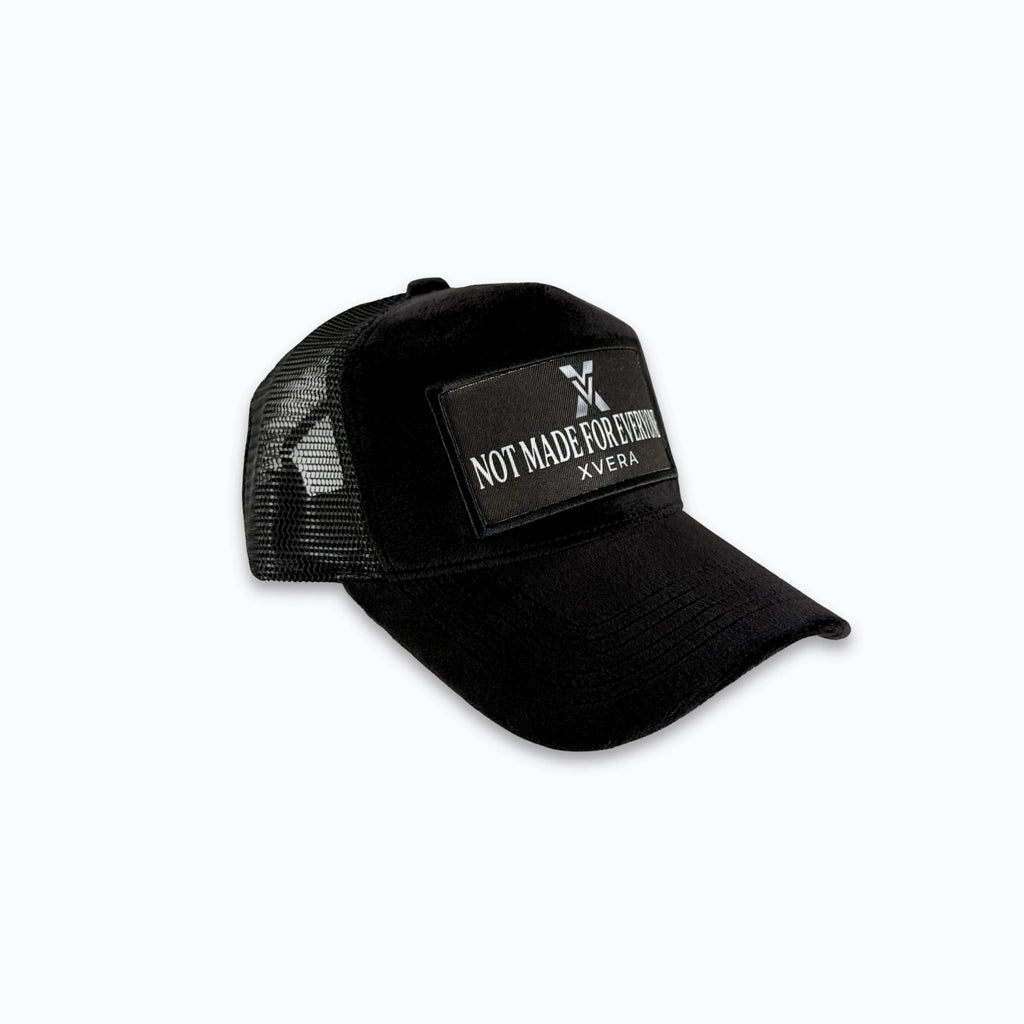 Profilbild av svart velvet truckerkeps med matchande nätbaksida. Premium keps med kaxig text, perfekt för en stilren och exklusiv streetwear-look.