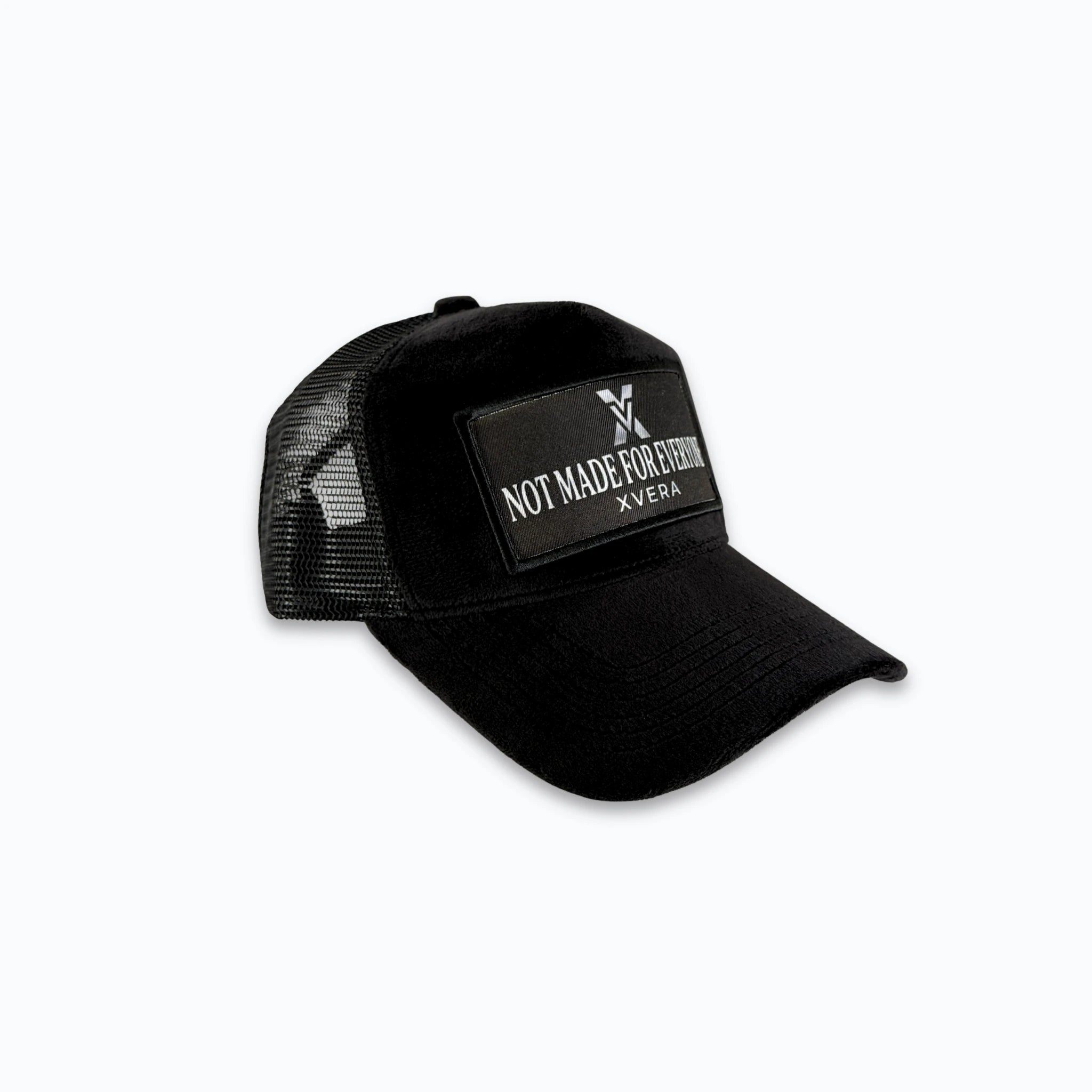 Profilbild av svart velvet truckerkeps med matchande nätbaksida. Premium keps med kaxig text, perfekt för en stilren och exklusiv streetwear-look.