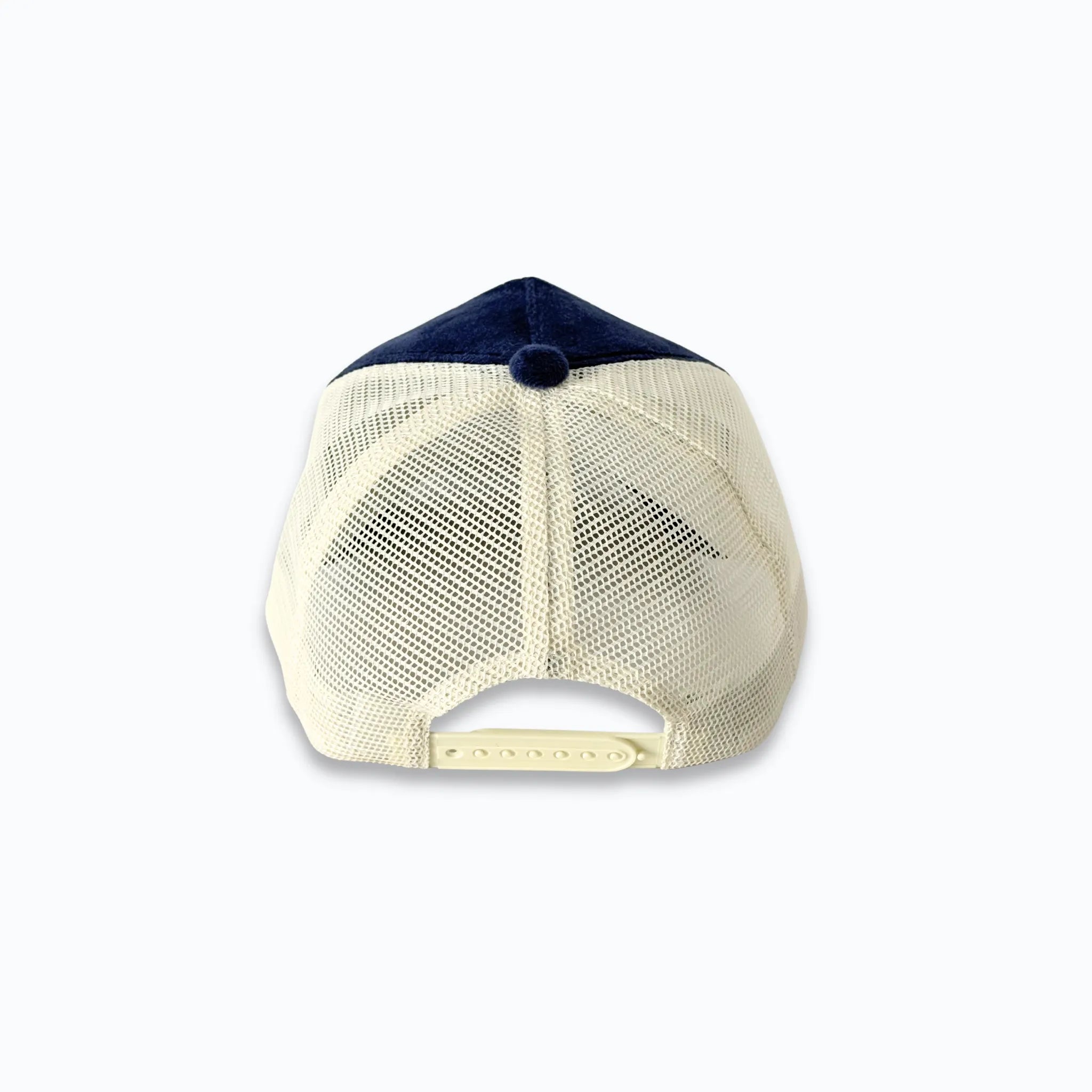 Baksidan av en blå och creme velvet truckerkeps från XVERA, som visar det justerbara snapback-spännet för en perfekt One-Size passform.